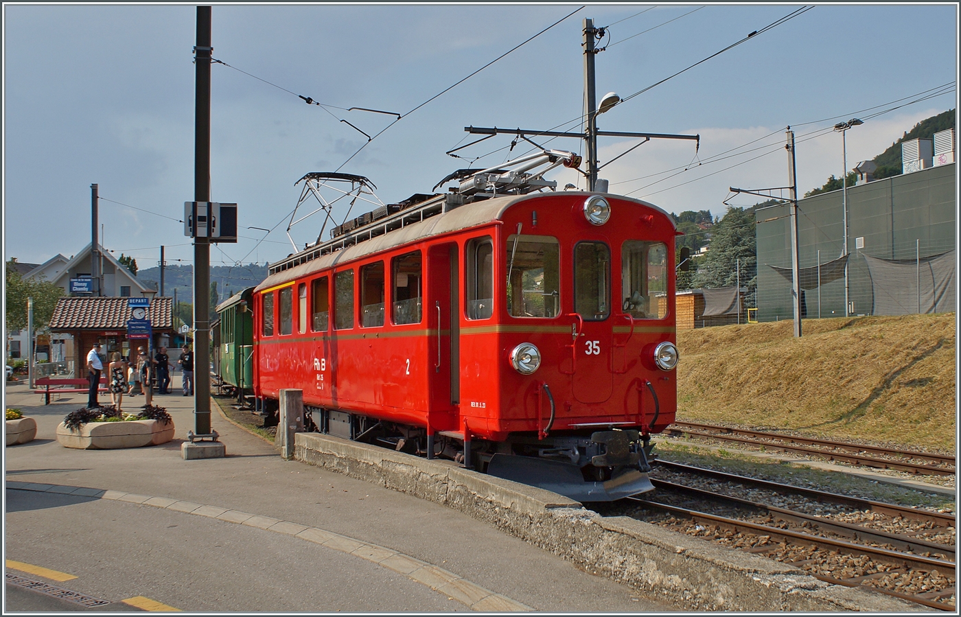 Der Bernina Bahn RhB ABe 4/4 I 35 mit dem Revisionsdatum 1.5.23 der Blonay-Chamby Bahn strahlt in in alter Frische wie  Fabrikneue  in Blonay vor seinem  Dampfzug  nach Chaulin. (Der Grund der Traktionsänderung entzieht sich meiner Kenntnis.)

9. Juli 2023 
