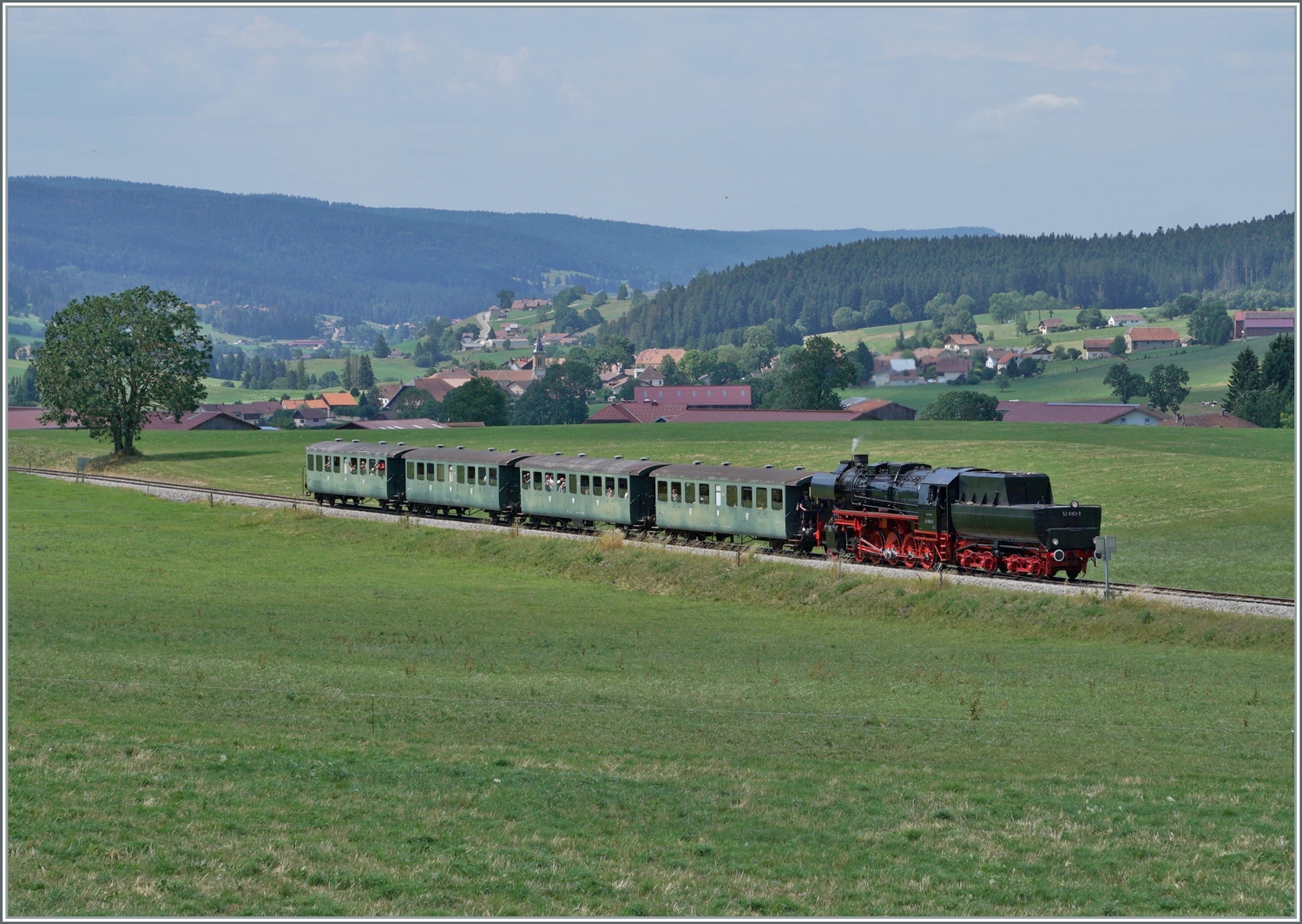 Der bewaldete Jura bietet den Coni'Fer Dampflok nicht nur einen herrlichen Hintergrund, sondern auch das nötige Brennmaterial und so dampft die mit Holz gefeuerte Coni'fer (CFTPV) (ex) DR 52 8163-9 kaum rauchend bei Le Touillon über die ansteigende Strecke in Richtung Fontaine Ronde. 

15. Juli 2023