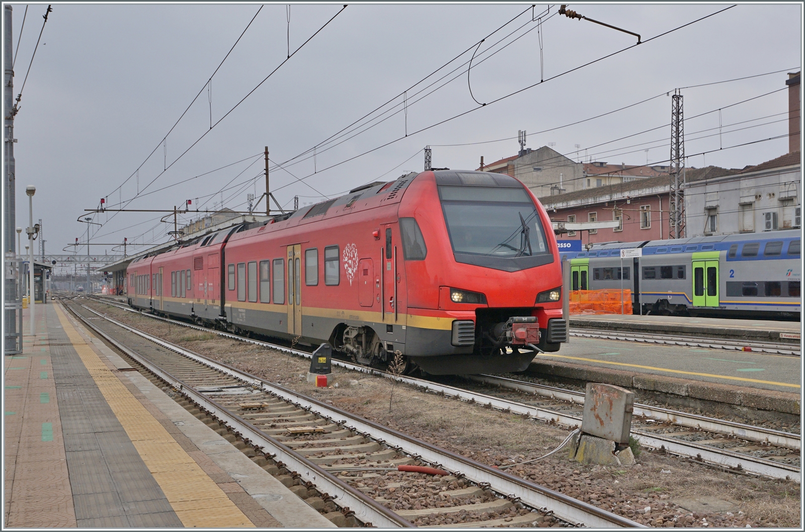 Der bimodulare FS Trenitalia BUM BTR 813 004 ist von Aosta in Chivasso als RV VdA 2726 angekommen und f�hrt nun nach dem Richtungswechsel nach Torino Porta Nuova weiter.
Der Zug fuhr mit Diesel von Aosta bis Ivrea und ab dort elektrisch.

24. Februar 2023
