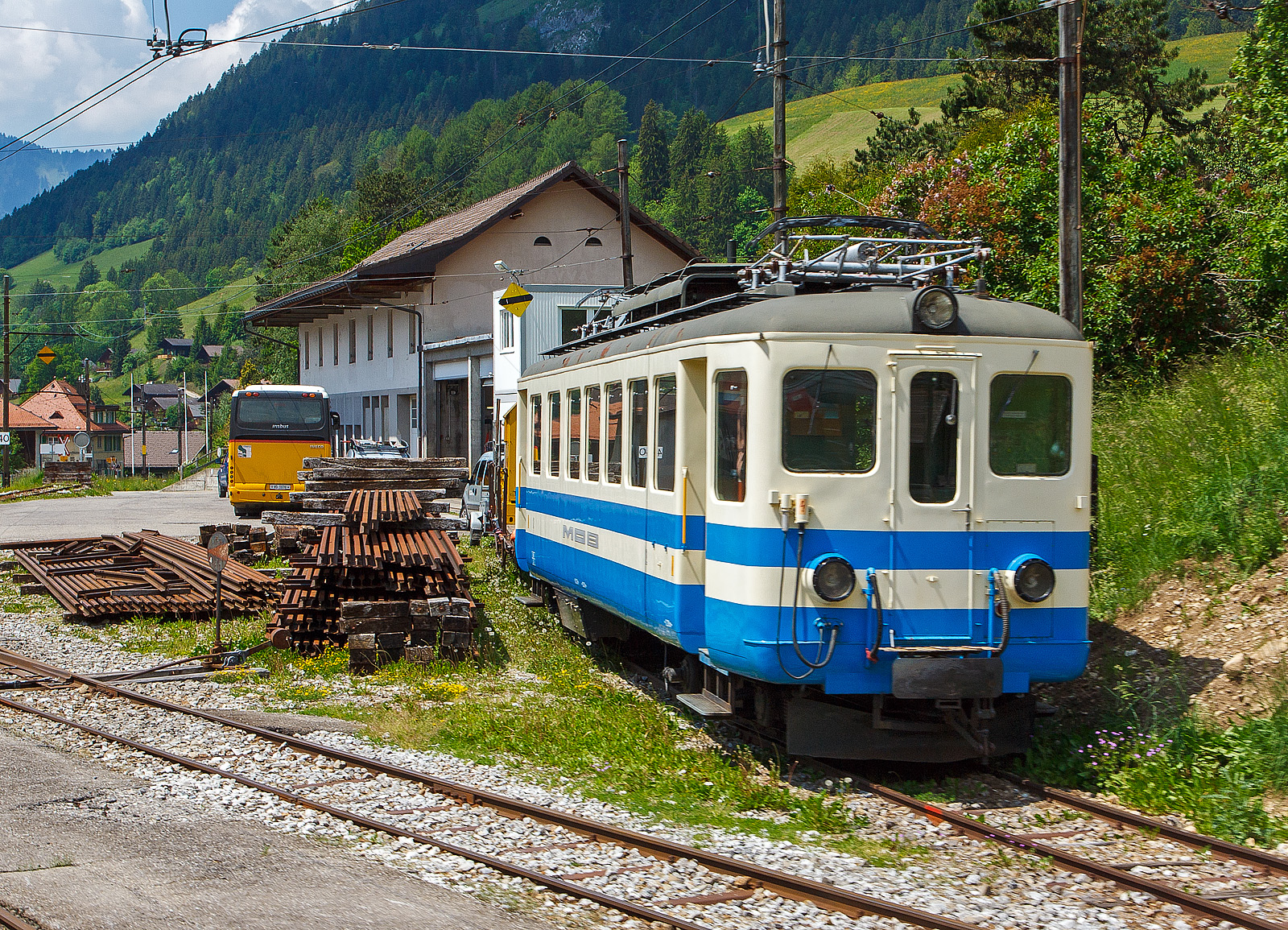 Der blaue MOB Be 4/4 1003 (ex FLP ABe 4/4 Nr. 5) abgestellt am 28 Mai 2012 in Château d'Oex, aufgenommen aus fahrendem Zug.

Der „Ex-Tessiner“ stammt von der FLP (Lugano- Ponte-Tresa Bahn), er wurde 1958 von der SWS (Schweizerische Waggons und Aufzügefabrik) in Schliere, mit der elektrischen Ausrüstung von der BBC (Brown, Boveri & Cie., Baden), gebaut und an die FLP (Ferrovia Lugano–Ponte Tresa) geliefert und als FLP  ABe 4/4 Nr. 5 in Dienst gestellt. Im Jahr 1981 wurde der Triebwagen von der MOB erworben. Neben den üblichen Umbauten für Einmannbetrieb musste insbesondere die Heizung verstärkt werden – die FLP fährt unter 1.000 V, und außerdem war die Anlage ursprünglich für die klimatischen Bedingungen im Tessin ausgelegt, die Winter im Simmental sind etwas härter. Aber auch andere Umbauten mussten gemacht werden u.a. Einbau einer Druckluftanlage. So erfolgte die Inbetriebnahme bei der MOB erst 1984 als Be 4/4 1003''.

1993 erfolgte der Einbau der Zugsicherung. Wobei der Einsatz, wegen fehlender Magnetschienenbremse war der Einsatz auf die Teilstrecke Lenk - Montbovon beschränkt. Oder er war im Rangierdienst in Gstaad und Château d'Oex eingesetzt. Am 31.Oktober  2017 erfolgte der Abbruch in Vevey.

TECHNISCHE DATEN:
Hersteller: SWS / BBC / MOB
Spurweite: 1.000 mm (Schmalspur)
Achsformel: Bo’Bo’
Länge über Puffer: 16.370 mm
Länge des Kastens: 15.370 mm
Drehzapfenabstand: 10.350mm
Achsabstand im Drehgestell: 2.200 mm
Triebraddurchmesser: 870 mm (neu)
Höhe: 4.020 mm
Breite: 2.680 mm
Stundenleistung: 221kW
Stundenzugkraft : 
Übersetzung: 1:4,28
Höchstgeschwindigkeit: 55 km/h
Eigengewicht: 29 t
Fahrleitungsspannung: 850 V DC (=),bei LCD 1.000 V DC (=)
Stromabnehmer: 2 Scherenstromabnehmer
Sitzplätze: 56  (in der 2. Klasse) 
Bremsen: Hs / V / C
Kupplungen: Mittelpuffer mit einer Schraubenkupplungen (Zp 1)

Die 1912 eröffneten Ferrovia Lugano-Ponte Tresa besteht dagegen heute noch, seit dem Fahrplanwechsel vom 9. Dezember 2007 verkehren die Züge alle 15 Minuten, am Abend, an Wochenenden und Feiertagen alle 30 Minuten. Die Strecke ist als Linie S60 in das Netz der S-Bahn Tessin integriert.	

Quellen: triebzug.ch, x-rail.ch, juergs.ch, de.wikipedia.org
