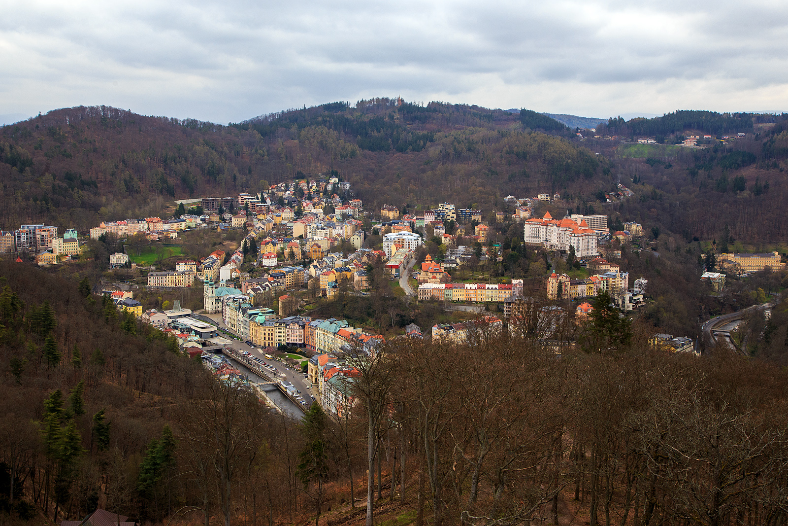 Der Blick vom 40 m hohen Diana-Aussichtsturm auf der Freundschaftsh�he 556 m �.M. auf den Kurbereich von Karlsbad (Karlovy Vary) am 18.04.2023.