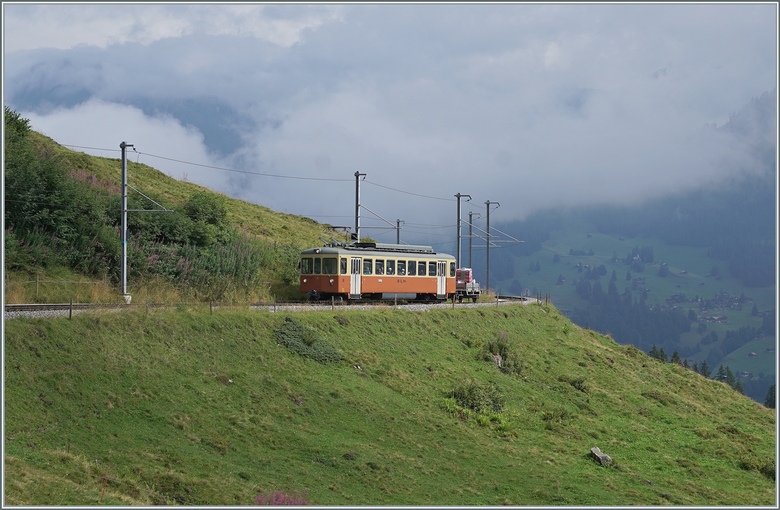 Der BLM Be 4/4 31  Lisi  ist zwischen der Grütschalp und Winteregg auf dem weg nach Müren. 

8. Aug. 2024