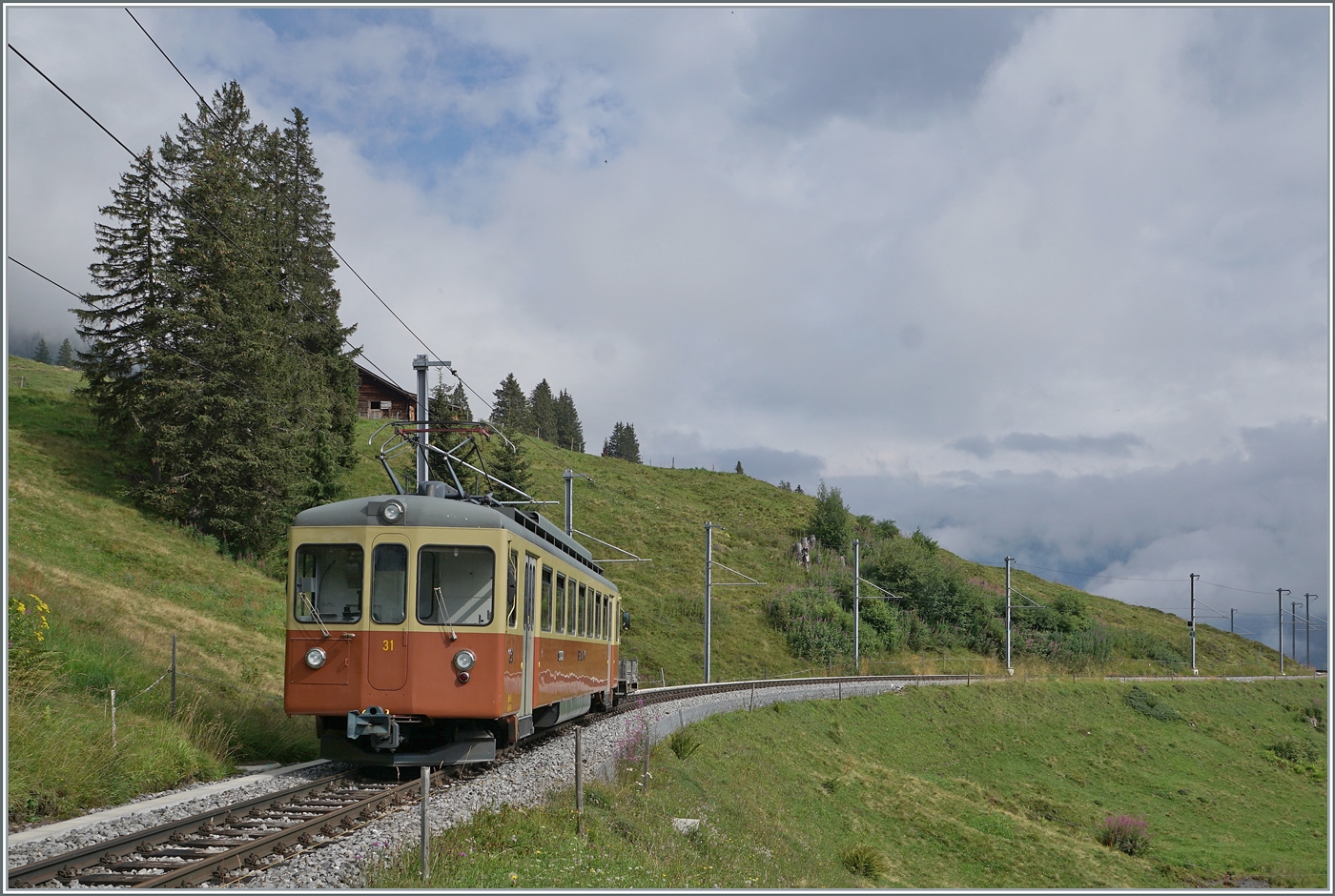 Der BLM Be 4/4 31  LISI  ist zwischen Winteregg und Grütschalp als Regionalzug R 66 (Mürren Grütschalp) unterwegs. 

8. Aug. 2024