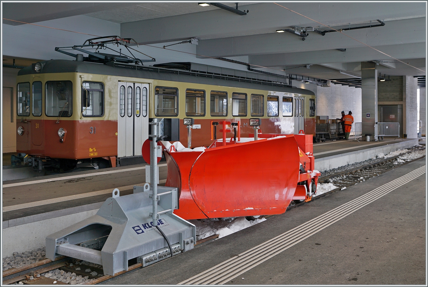 Der BLM Be 4/4 N° 31 (ex Bipperlisi) im Bahnhof von Mürren. Im Vordergrund der BLM Schneepflug X27. 

16. Jan. 2024
