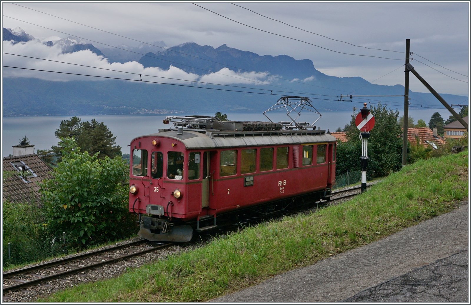 Der Blonay-Chamby Bahn RhB Bernina Bahn ABe 4/4 I N° 35 hat Blonay verlassen und passiert das Einfahrsignal von Blonay, eine  Hippsche  Wendescheibe. 1. Oktober 2022