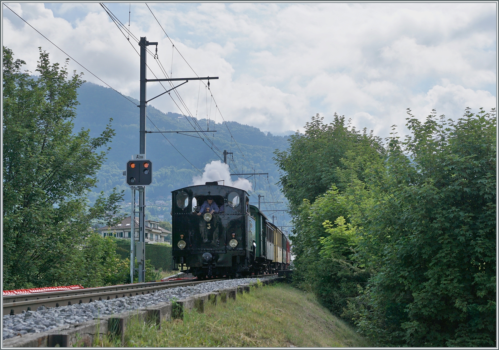 Der Blonay-Chamby Riviera Belle Epoque ist zwischen St-Légier Gare und Château d'Hauteville auf dem Weg nach Vevey. Weder die  Rückseite  der HG 3/4 N°3, noch das  Gegenlicht versprachen ein  schönes  Foto, aber ich wollte die Dampflok beim eigentlichen Sujet, dem neune Vorsignal von St-Legier Gare fotografieren. 

6. Juni 2022