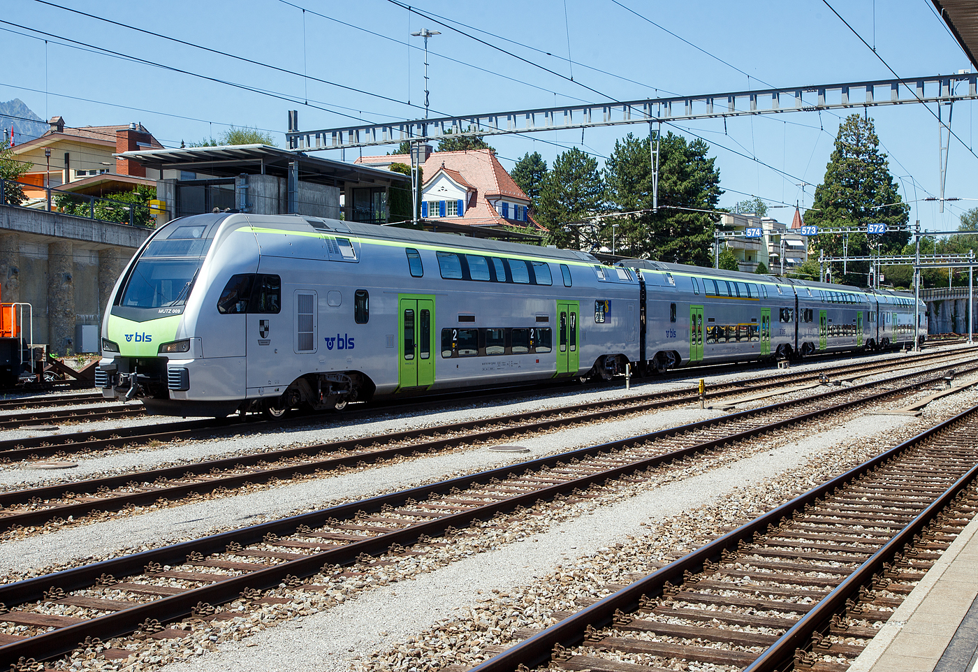 Der BLS MUTZ 009 / BLS RABe 515 009 steht am 11 Juli 2022 beim Bahnhof Spiez.