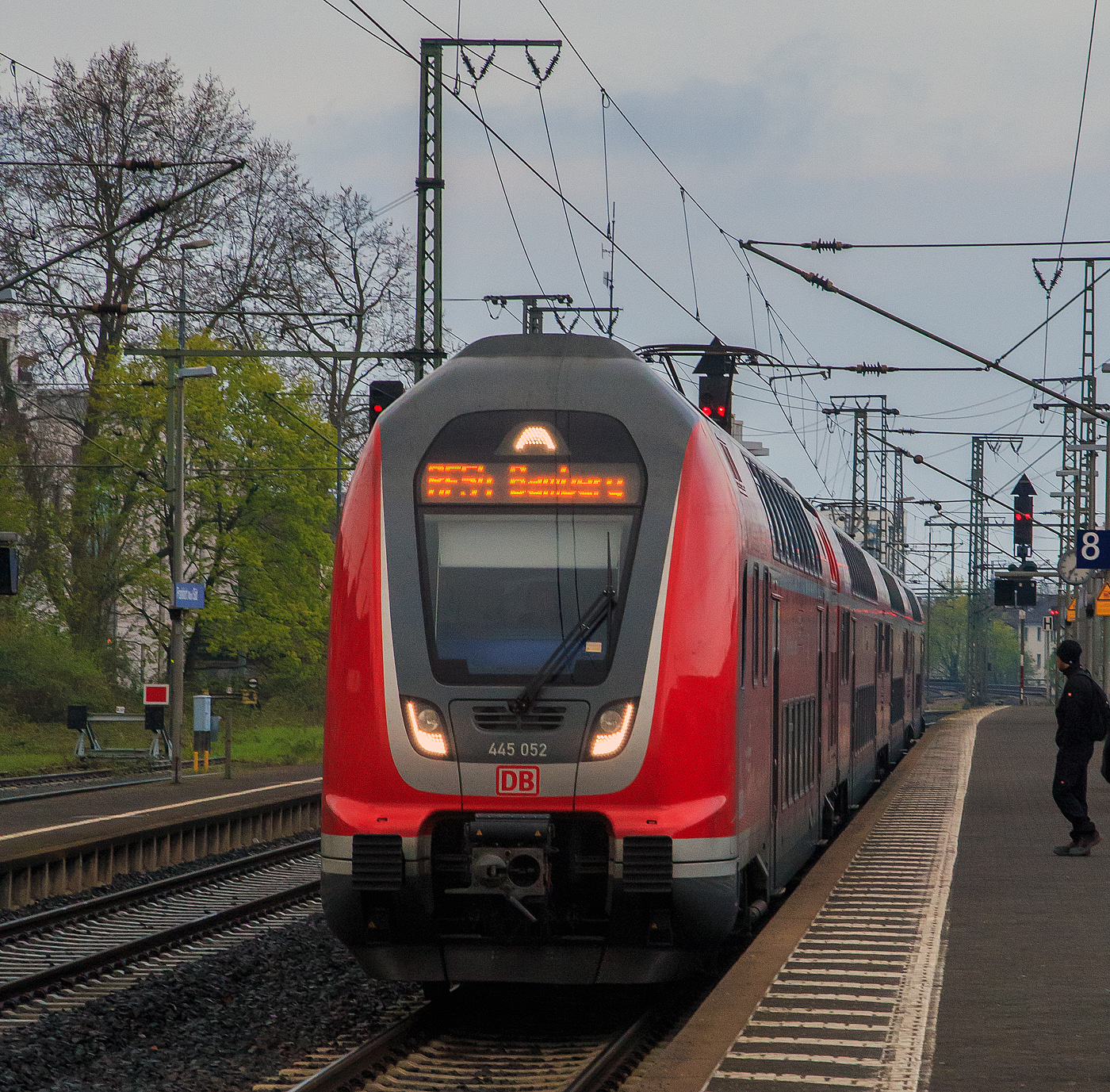 Der Bombardier TWINDEXX Vario Doppelstock-Regionalverkehrstriebzug mit den Triebwagen 445 052 und 445 059 sowie 2 DoSto-Wagen dazwischen erreicht am 17.04.2023 als, RE 54 „Main-Spessart- Express“, den Bahnhof Frankfurt am Main Sd.