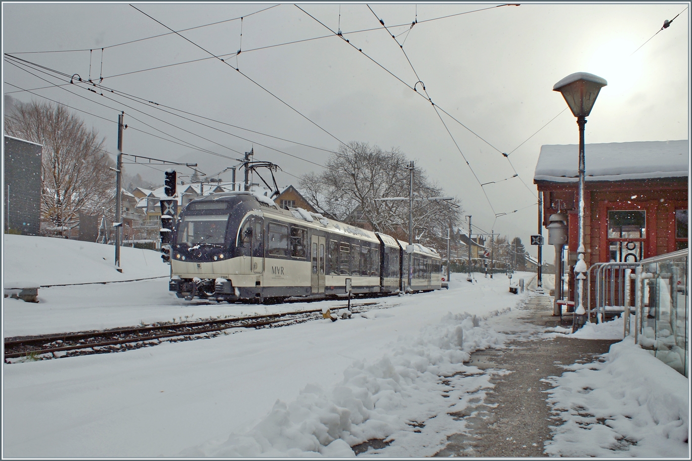 Der CEV MVR ABeh 2/6 7508 steht abgestellt in Blonay und der Blick �ber das Bild sollte nicht zu eilig erfolgen, k�nnte er doch an vereisten Stellen ausrutschen und hinfallen... 

M�gen diese drei Bilder ein wenig Erfrischung in die sommerlichen Junitage bringen.

