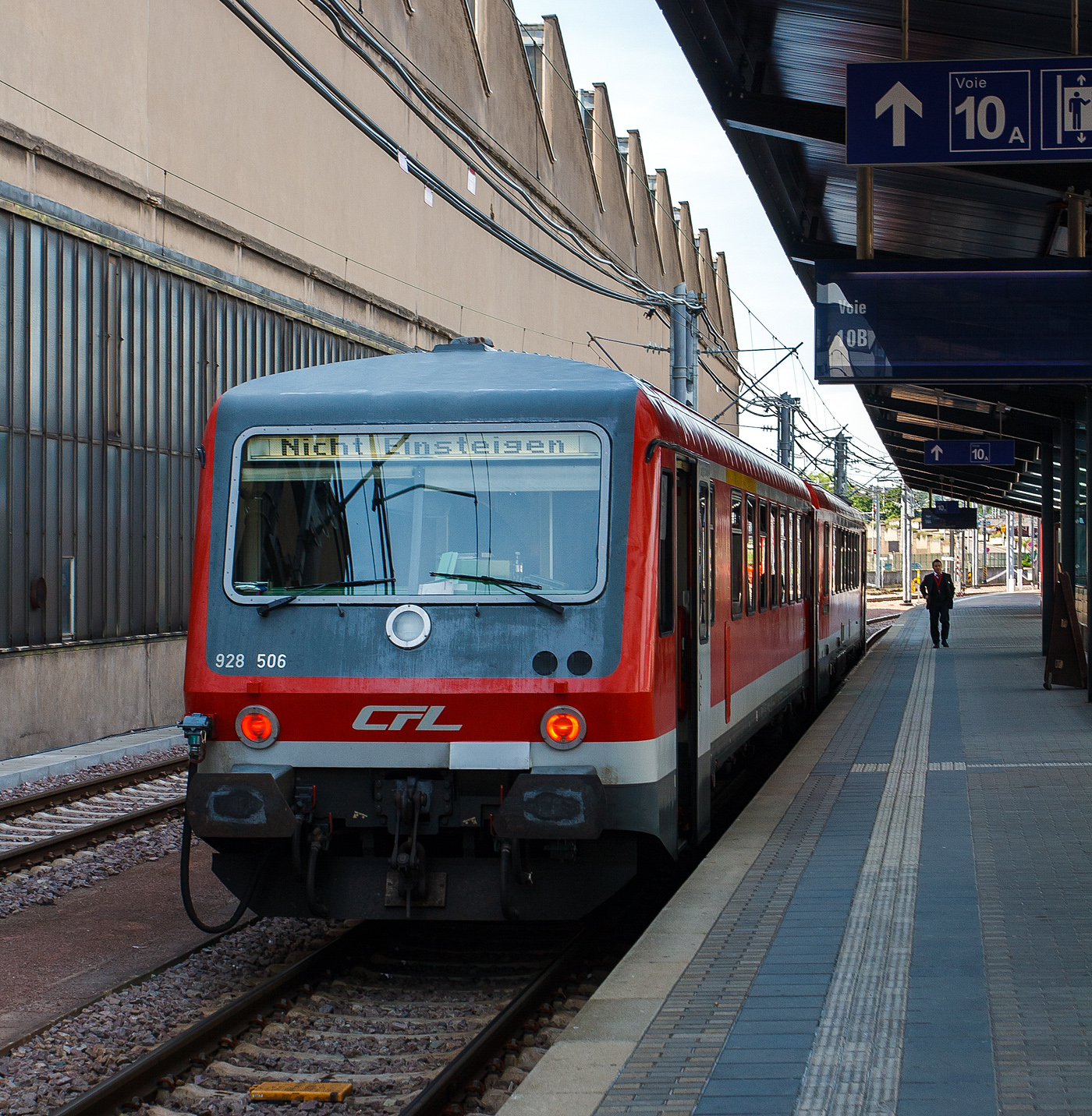 Der CFL-Trabbi 628 506 / 928 506 (95 82 0628 506-5 L-CFL / 95 82 0928 506-2 L-CFL) steht am 17 Juni 2013 im Bahnhof Luxemburg (Stadt). 

Der Triebzug wurde 1994 von LHB - Linke-Hofmann-Busch GmbH in Salzgitter-Watenstedt unter den Fabriknummern VT628-145-1 bzw. VS628-145-2 gebaut und an die Deutsche Bahn AG, 1998 ging er an die CFL. Ein Triebzug kostete damals rund 2,75 Mio. DM.

Für hauptsächlich die Verbindung zwischen Luxemburg und Trier übernahm die CFL (Société Nationale des Chemins de Fer Luxembourgeois / Nationale Gesellschaft der Luxemburgischen Eisenbahnen) 1998 zwei Dieseltriebwagen der BR 628.4/928.4 von der Deutsche Bahn AG. Diese waren der VT 628 505/928 505 und der VT 628 506/928 506.Die Fahrzeuge waren zunächst in Minttürkis/Pastelltürkis/Lichtgrau, seit 2001 in roter Lackierung. Auch die Nummerierungen blieben bis zur Einführung der einheitlichen UIC-Kennzeichnung der Triebfahrzeuge (NVR-Nummer) im Jahr 2007. Im Jahr 2015 wurden beide Triebzüge an die CFL-Tochter die Norddeutsche Eisenbahngesellschaft Niebüll verkauft. Die Steuerwagen wurden von den Verbrennungstriebwagen getrennt und beide VT 628 505 und 628 506 zu einem vereinigt und hat so die doppelte Antriebsleistung mit der Achsfolge 2’B’+B’2’. So wurde aus der Doppel-Triebwagen zum 95 80 0628 506-7 D-NEG / 95 80 0629 505-8 D-NEG. Der Steuerwagen 928 505 wurde 2018 in Niebüll, der VS 928 506 steht seit September 2019 im Hospiz Lebensweg in Bad Oldesloe als Denkmal.

Der zweiteilige Diesel-Triebzug VT 628.4 (BR 628.4/928.4) ist eine Weiterentwicklung der 1. Bauserie (628.2), deren Entwicklungsarbeit von der Firma DUEWAG in Zusammenarbeit mit dem damaligen Bundesbahn-Zentralamt München durchgeführt wurde. Zwei Mehrzweckräume mit Stellplätzen für Rollstuhlfahrer, Kinderwagen und/oder Fahrräder an den jeweiligen Enden des Triebzuges, eine Toilettenanlage in Triebzugmitte, die zwangsbelüfteten Fahrgasträume gehören zur Grundausstattung des Triebzuges.

Die Traktionsleistung gelangt (vom Motor) zu einem hydraulischen Getriebe, welches über einen Wandler und eine Kupplung verfügt. Dieselmotor und Getriebe sind elastisch unter dem Rahmen aufgehängt. Über Gelenkwellen und Radsatzgetriebe werden jeweils die Achsen am Kurzkuppelende gelegene Drehgestell des Triebwagens angetrieben. Im hydraulischen Getriebe integriert ist ein im Stillstand pneumatisch schaltbares Wendegetriebe zum Fahrtrichtungswechsel.

TECHNISCHE DATEN:
Spurweite: 1.435 mm (Normalspur)
Achsformel: 2'B' + 2'2'
Gattungszeichen: BD (Triebwagen) / ABD (Steuerwagen)
Leistung: 485 kW (660 PS)
Motor: wassergekühlter MTU-Unterflur-Dieselmotoren MTU 12 V 183 TD 12
Höchstgeschwindigkeit: 120 km/h
Gesamtgewicht:	79,9 t
Länge über Puffer: 46.400 mm
Drehzapfenabstände: 15.100 mm / 7.700 mm / 15.100 mm
Achsabstand im Drehgestell: 1.900 mm
Fußbodenhöhe über SO: 1.210 mm
Trieb- und Laufraddurchmesser:770 mm (neu)
kleinster befahrbarer Gleisbogenhalbmesser: R 125 m
Sitzplätze: 12 (in der 1.Klasse) / 132 (in der 2. Klasse)
