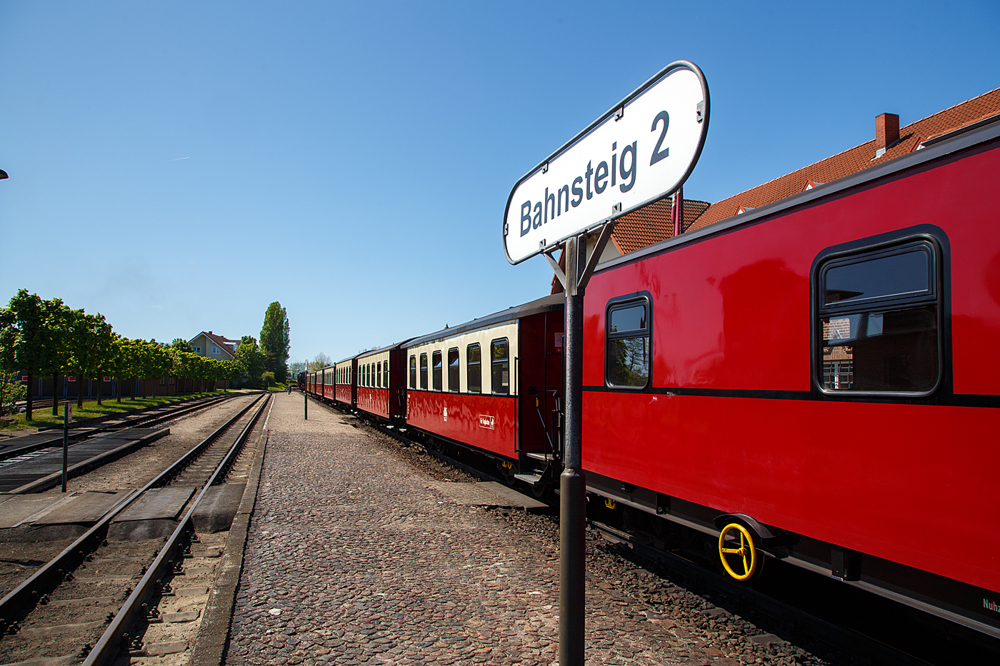 Der Dampfzug der Mecklenburgischen Bderbahn Molli hat am 15 Mai 2022 gefhrt von der MBB 99 2322-8 den Zielbahnhof Khlungsborn-West erreicht.