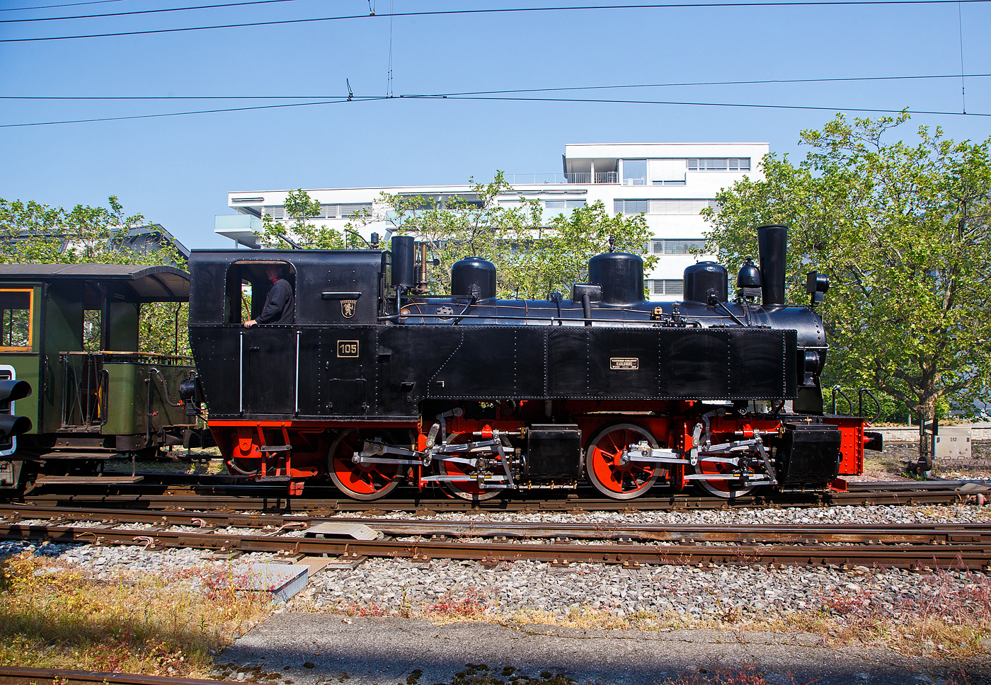 Der Dampfzug der Museumsbahn Blonay-Chamby erreicht am 28.05.2023 den Bahnhof Vevey. Hier am Zugschluss die Mallet-Dampflok G 2x2/2 ex SEG 105  Todtnau“.