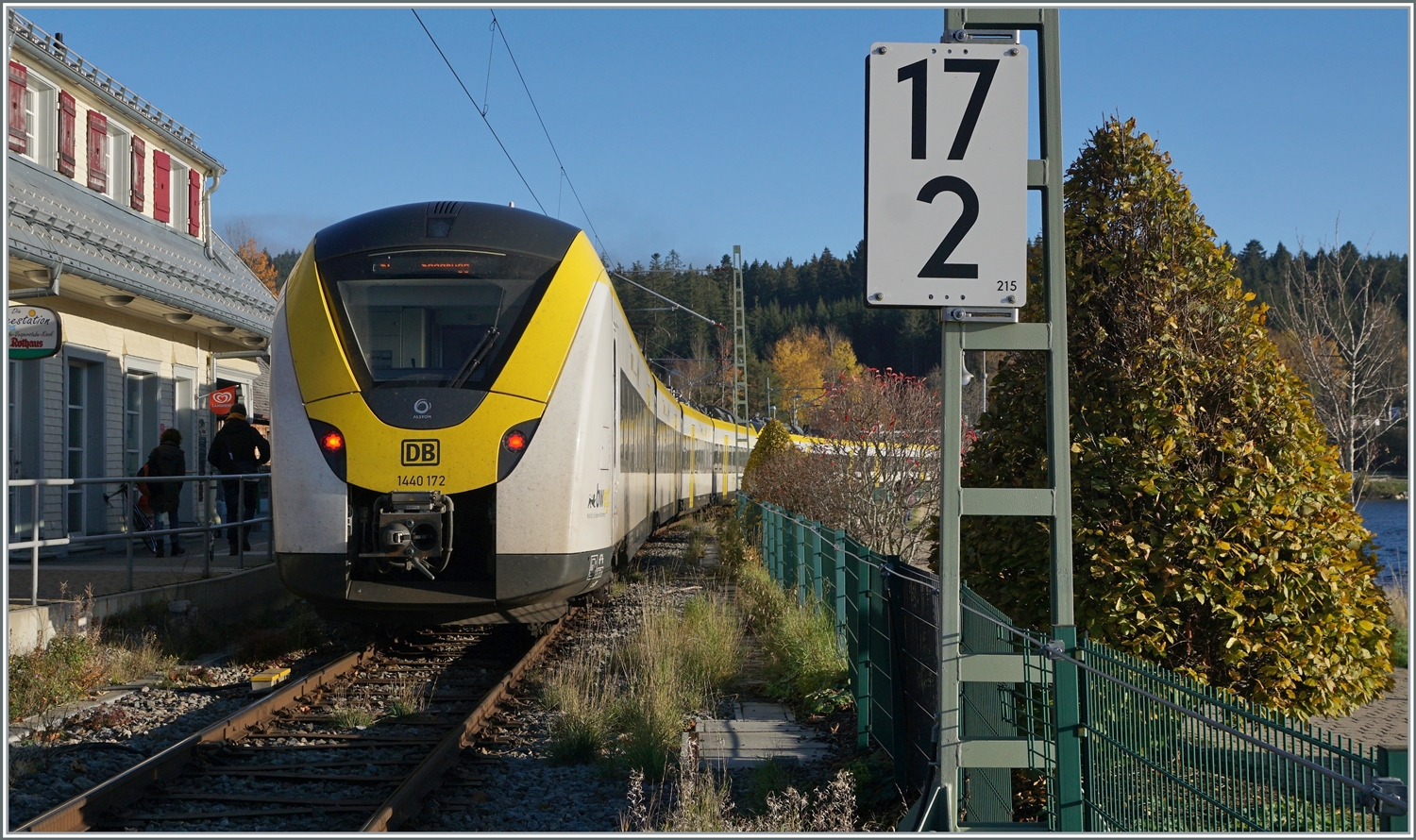 Der DB 1440 172 und 683 beim Halt in Schluchsee, der Zug wird in Krze nach Seebruck weiterfahren. Das Bild entstand auf dem nach der Durchfahrt geffneten Schrankenbergangs in Schluchsee. 

13. November 2022