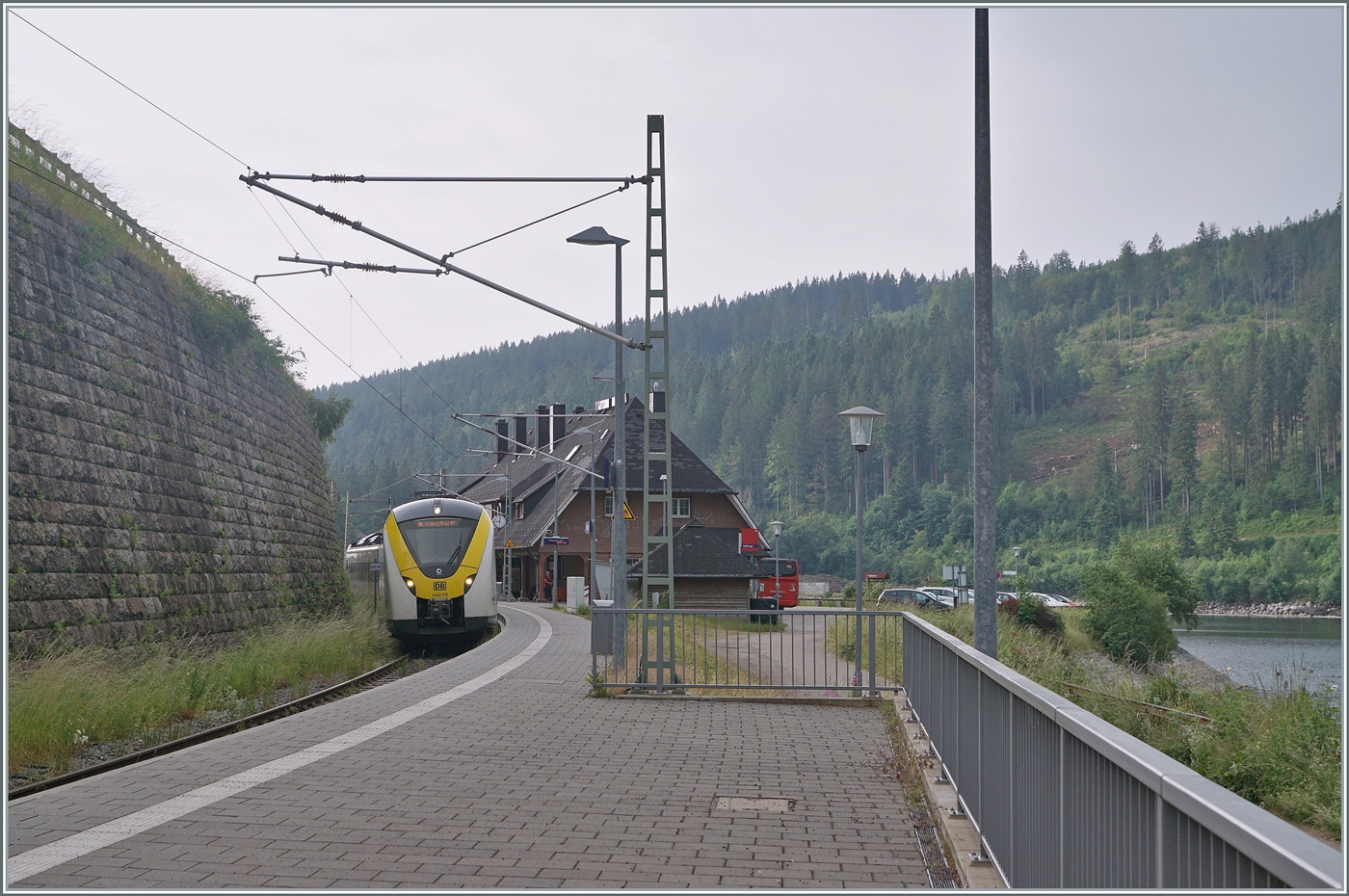 Der DB 1440 176 in Seebrugg der auf die Abfahrt nach Freiburg wartet. Rechts im Bild ein Blick auf den gestauten Schluchsee. 

21. Juni 2023