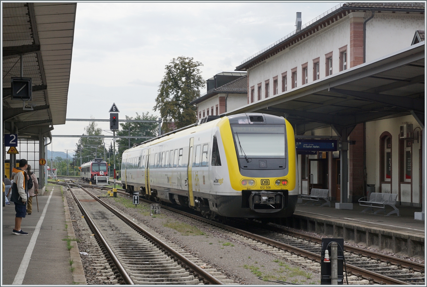 Der DB 612 508 wartet in Waldshut als IRE auf die Abfahrt nach Friedrichshafen Hafen. 

6. Sept. 2022