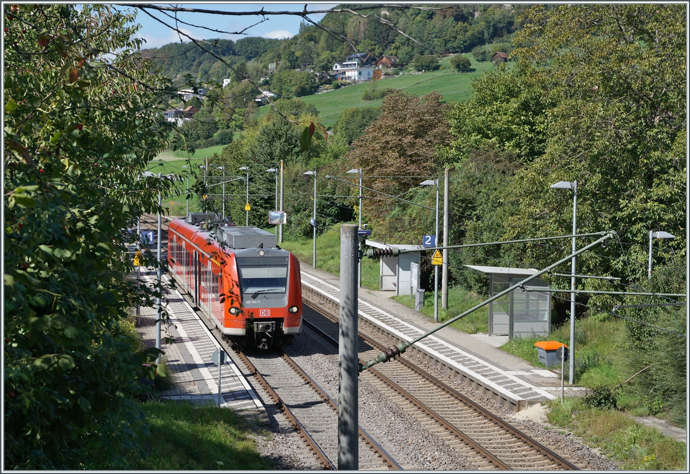 Der DB ET 426 014-7 beim Halt in Bietingen auf der Fahrt nach Singen.

19. Sept. 2022