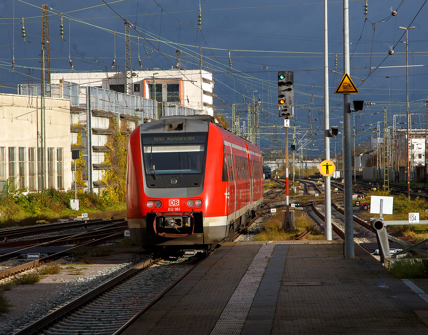 Der Dieseltriebwagen mit Neigetechnik 612 481 / 612 981, ein Bombardier  RegioSwinger  der DB Regio Bayern, verlsst am 24.11.2022, als RE 40 nach Nrnberg Hbf, den Hauptbahnhof Regensburg.

