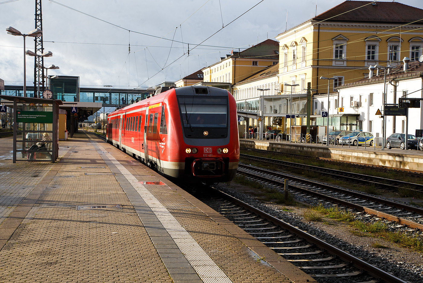 Der Dieseltriebwagen mit Neigetechnik 612 481 / 612 981, ein Bombardier  RegioSwinger  der DB Regio Bayern, verlässt am 24.11.2022, als RE 40 nach Nürnberg Hbf, den Hauptbahnhof Regensburg.

Nochmal einen lieben Gruß an den netten grüßenden Tf zurück
