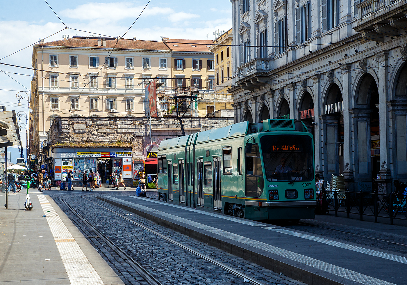 Der dreigliedrige Stra�enbahn-Gelenkwagen 9007 vom Typ SOCIMI T8000 (elektr. AEG – Baujahr 1990 - 92) der ATAC (Azienda per i Trasporti Autoferrotranviari del Comune di Roma) steht am 13 Juli 2022 an der Station Roma Termini, als Linie 14 nach Viale Palmiro Togliatti via Porta Maggiore, zur Abfahrt bereit. 

Die Stra�enbahn Rom (Roma) ist das Stra�enbahnsystem der italienischen Hauptstadt. Die Stra�enbahn Roms f�hrt auf einer Spurweite von 1.445 mm, dem in Italien �blichen Ma�. Das Netz ist mit 600 Volt Gleichspannung elektrifiziert und umfasst sechs Linien. Es galt einst als das gr��te Stra�enbahnnetz Italiens. Nach zahlreichen Stilllegungen und nur bescheidenen Erweiterungen in den letzten Jahren kommt der Stra�enbahn heute nur teilweise eine tragende Rolle im �ffentlichen Verkehr Roms zu. Von Touristen wird sie auch wenig genutzt, da sie nicht die Sehensw�rdigkeiten anf�hrt. Wir sind sie aber doch gefahren um mehr von Rom zu sehen.  Zudem ist die schmalspurige Bahnstrecke Roma Laziali–Giardinetti (Nuova ATAC, Betriebsteil Ferrovie Lazali) ex Lokalbahn Roma Laziali - Centocelle in der Spurweite 950 mm, ins Nahverkehrsnetz (Tramnetz) der italienischen Hauptstadt eingegliedert.

Die Gelenkwagen vom Typ SOCIMI T8000:
Von diesen von der Mail�nder Waggonfabrik SOCIMI (elektr. Teil von AEG) Zweirichtungs-Niederflur-Gelenktriebwagen vom Typ SOCIMI T8000 wurden 41 St�ck gebaut (33 Baujahr 1990 bis 1992 und 8 Baujahr 2003). 

TECHNISCHE DATEN:
Fahrzeugart: sechsachsiger dreigliedriger Gelenktriebwagen
Anzahl: 41
Hersteller: SOCIMI / elektr. Teil AEG
Baujahre: 1990-1992 und 2003
Spurweite: 1.435 mm (Normalspur)
Achsfolge: Bo'+2+Bo'
L�nge: 21,10 m
Breite: 2,3 m
H�he: 3,42 m
Treib- und Laufraddurchmesser: 680 mm
Eigengewicht: 30,5 t
Motoren/Leistung: 4 x 100 kW = 400 kW
H�chstgeschwindigkeit: 70 km/h
Bemerkungen: 3 Elemente; 4 T�ren 
Stromsystem: 600 Volt DC (=) �ber Oberleitung
