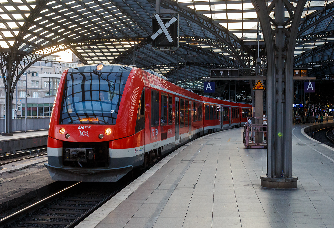 Der dreiteilige Dieseltriebzug ALSTOM Coradia LINT 81 – 620 505 / 621 005 / 620 005 der DB Regio NRW – vareo verlässt am 01 Juli 2025 auf Leerfahrt den Hauptbahnhof Köln und fährt in Richtung Köln Deutz bzw. Deutzerfeld. Nochmals einen lieben Gruß an den netten Tf zurück.

Der Triebzug wurde 2013 von ALSTOM Transport Deutschland GmbH (vormals LHB) in Salzgitter-Watenstedt unter der Fabriknummer 1004089-005 gebaut. Er besteht aus den Einheiten 95 80 0620 005-8 D-DB / 95 80 0621 005-7 D-DB / 95 80 0620 505-7 D-DB.