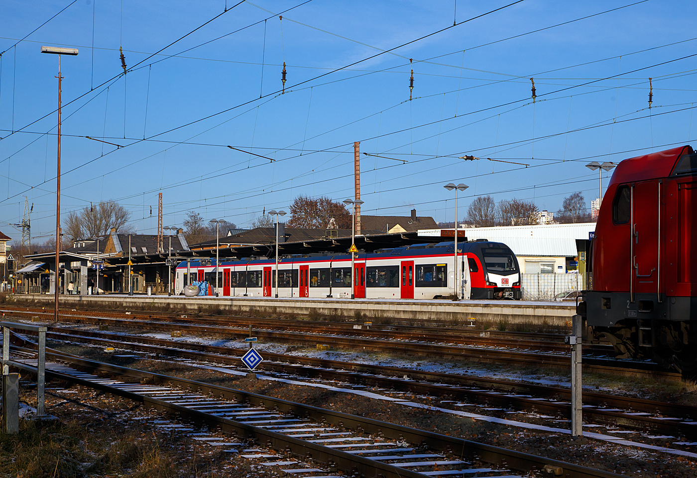 Der dreiteilige Stadler FLIRT 3 XL für die DB Regio AG – NRW fahrende 3427 010 (94 80 3427 010-8 D-STAP / 94 80 3827 010-4 D-STAP / 94 80 3427 510-7 D-STAP) der ZV VRR Eigenbetrieb Fahrzeuge und Infrastruktur, verlässt am 15.12.2022, als RE 34 „Dortmund-Siegerland-Express“ (Dortmund – Letmathe – Altenhundem – Siegen), den Bahnhof Kreuztal und fährt weiter in Richtung Siegen Hbf.

Hier gibt es gleich zwei Neuerungen auf der Strecke, zum einen die neuen dreiteiligen Stadler FLIRT 3 XL Elektrotriebzüge und zum andern die Einführung des RE 34 „Dortmund-Siegerland-Express“ der im zweistunden Takt fährt, wobei durch die IC 34 Verbindung ist ein 1 Stunden-Takt realisiert.

Zum diesjährigen Fahrplanwechsel am Sonntag, dem 11.12.2022 wurde ein neuer Regionalexpress (RE 34) als zweistündliche Direktverbindung zwischen Siegen, Iserlohn-Letmathe und Dortmund eingeführt. Gemeinsam mit dem bereits auf diesem Laufweg verkehrenden InterCity (IC) 34 profitieren Fahrgäste damit künftig von einer Direktverbindung Siegen – Dortmund in nahezu jeder Stunde, wobei im IC 34 zwischen Dillenburg (Hessen) und Dortmund auch Tickets des Nahverkehrs nutzbar sind.

Zwischen Siegen und Letmathe übernimmt die neue RE-Linie weitgehend die bisherigen Fahrten des bestehenden RE 16, dessen Angebot auf der Ruhr-Sieg-Strecke wegen des neuen RE 34 neu geordnet werden musste. Der RE 16 verkehrt unverändert zwischen Essen – Hagen – Letmathe. Im Bahnhof Letmathe entfällt die bisherige Zugteilung und die Züge fahren grundsätzlich weiter bis Iserlohn. Durch den Wegfall der Zugteilung wird die Verbindung um einige Minuten schneller. Reisende, die aus Richtung Siegen die Ziele Hagen bzw. Essen erreichen wollen, müssen in Letmathe bzw. in Witten umsteigen.

Gegenüber dem Jahr 2022 wurden fürs kommende Jahr ca. 450.000 Zugkilometer zusätzlich auf der Ruhr-Sieg-Achse bestellt. Für die Erbringung der Leistungen wurde die DB Regio NRW beauftragt. Einzelne Leistungen auf der RE 34 und der RB 91 sollen von der Hessischen Landesbahn (HLB) erbracht werden. Zum Einsatz kommen überwiegend komfortable und geräumige Neufahrzeuge vom Typ Stadler Flirt 3 XL. Da diese neue Verbindung auch als Entlastung für die bei Lüdenscheid langfristig gesperrte Autobahn A45 konzipiert ist, werden die Leistungen des RE 34 finanziell durch das Land NRW gefördert.

Die Fernverkehrslinie hatte bereits Ende 2021 den Betrieb aufgenommen. Zeitgleich ist für diese Leistungen auch die Anerkennung des WestfalenTarifs im Geltungsbereich des NWL in Kraft getreten. Seit September 2022 können Nahverkehrskunden den IC 34 auf der Ruhr-Siegstrecke nun auch von und bis nach Dortmund nutzen. Neben WestfalenTarif und VRR-Tarif umfasst die Freigabe ohne Aufpreis auch die Nutzung mit räumlich und zeitlich gültigen Tickets des NRW- und Deutschlandtarifs. Die Freigabe gilt für alle IC 34-Leistungen, die von und nach Dortmund fahren. Nicht freigegeben sind die Züge im Abschnitt Dortmund – Münster. Für die Fahrradmitnahme gelten die Regelungen des Fernverkehrs der Deutschen Bahn, hierzu sind eine entsprechende Fahrradkarte und Reservierung vor Reiseantritt erforderlich. 

Stadler FLIRT 3 XL, dreiteilig der BR 3427:
Die Fahrzeuge der BR 3427 vom Typ STADLER Flirt 3 XL sind, in der sogenannten XL-Ausführung, mit 67.600 mm um 4,4m länger als die normalen STADLER Flirt 3 (BR 1427), zudem haben diese 6 Türen pro Fahrzeugseite (anstatt 3). Der FLIRT verfügt über eine hohe Antriebsleistung (2.720 kW) und eine maximale Geschwindigkeit von 160 km/h. Die 3-Teiler haben 180 Sitzplätze (16 in der 1.Klasse und 154 in der 2. Klasse). 

Mehr Technik zum Fahrzeug folgt noch .....
