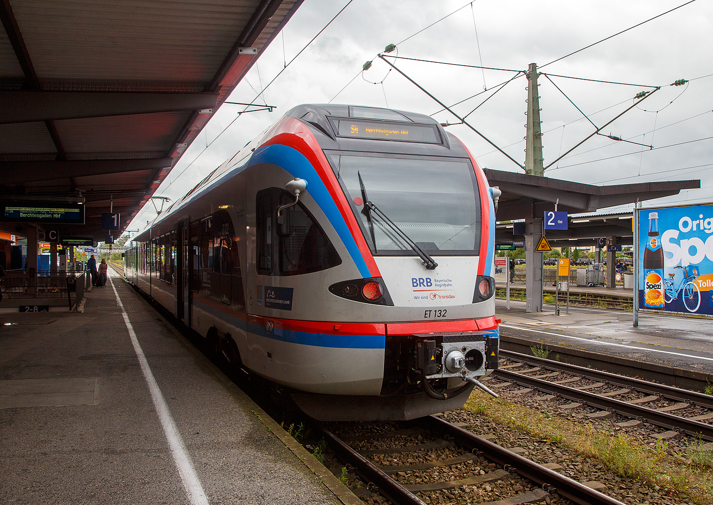 Der dreiteilige Stadler FLIRT der Baureihe 427 (ET 132) der BRB -Bayerische Oberlandbahn GmbH steht am 11.09.2022 als S4 der S-Bahn Salzburg nach Berchtesgaden im Bahnhof Freilassing zur Abfahrt bereit.