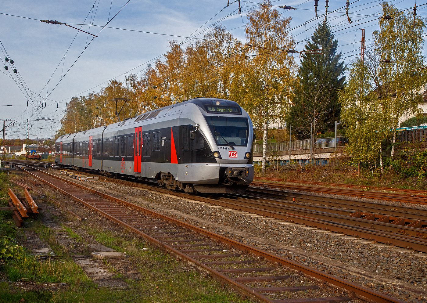 Der dreiteilige Stadler FLIRT DB 427 608-5 / 827 108-2 / 427 108-6, ex Abellio Rail NRW ET 23 2109  Kreis Siegen-Wittgenstein   fhrt am 30.10.2022,  als RE 16  Ruhr-Sieg-Express  (Essen - Hagen – Siegen), von Kreuztal weiter in Richtung Siegen.