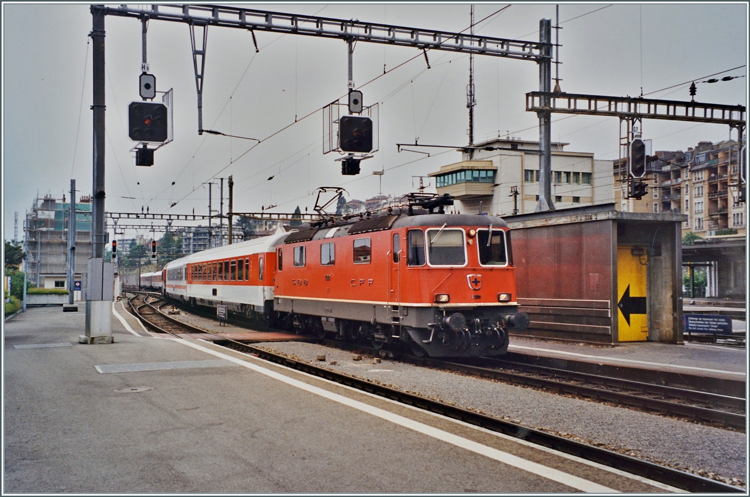 Der EC 106  Mont-Blanc  von Genève nach Dortmund beim Richtungs- und Lokwechsel in Lausanne.
Mit der Re 4/4 II 11339 erreicht der EC 106 um 13:42 Lausanne.

Analogbild vom Juni 2001