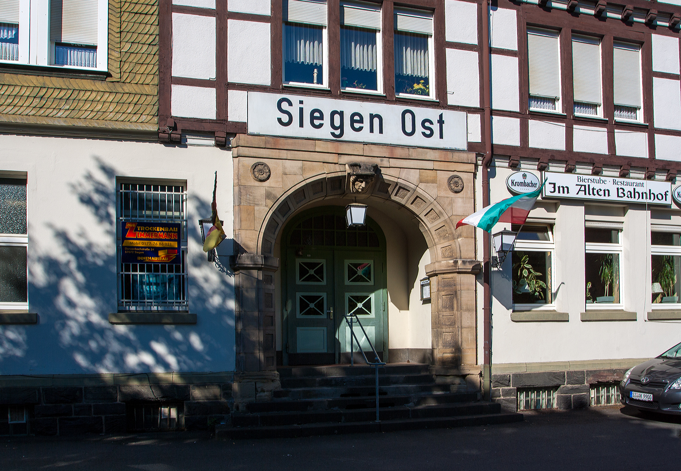 Der ehemalige Bahnhof Siegen Ost  bei km106,2 (1,7 km) der KBS 445 – Dillstrecke (Siegen–Gießen), heute Bierstube/Restaurant, hier am 27 Juni 2011.

Der Bahnhof Siegen Ost wurde 1993 für den Personenverkehr geschlossen,  heute ist Siegen Ost nur noch als Gbf bekannt.
