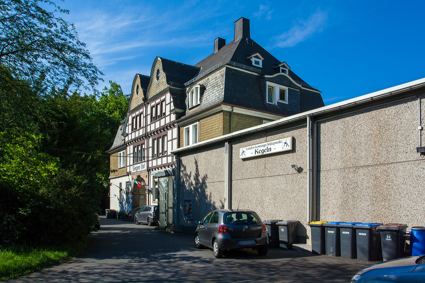 Der ehemalige Bahnhof Siegen Ost  bei km106,2 (1,7 km) der KBS 445 – Dillstrecke (Siegen–Gießen), heute Bierstube/Restaurant, hier am 27 Juni 2011.

Der Bahnhof Siegen Ost wurde 1993 für den Personenverkehr geschlossen,  heute ist Siegen Ost nur noch als Gbf bekannt.
