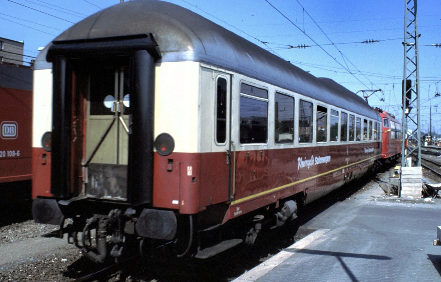Der EK Rheingold Salonwagen (mit Buckel) wird von der 103 102-0 an den Intercity nach Österreich angehängt, Nürnberg Hbf im Mai 1990.
Der Salonwagen sollte ein kleines Trostpflaster für die Reisenden sein, für den ausgefallenen VT_12.5 aus Braunschweig. Doch die Gesichter der Reisenden zeigten etwas anderes.