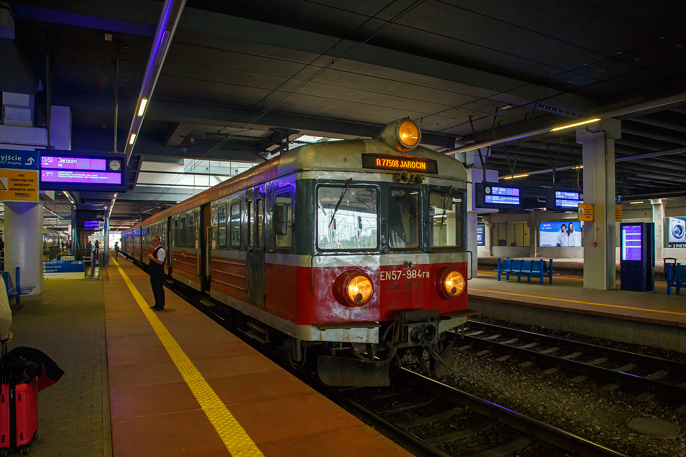 Der Elektrotriebzug EN57-984 (94 51 2 121 550-9 PL-PREG 1151 / 94 51 2 121 549-1 PL-PREG und 94 51 2 121 548-3 PL-PREG) ein dreiteiliger Triebzug vom Typ Pafawag 5B/6B der POLREGIO (Przewozy Regionalne) steht am 24 Juni 2017 im Hauptbahnhof Posen (Poznań Główny), als R77508 nach Jarocin, zur Abfahrt bereit.