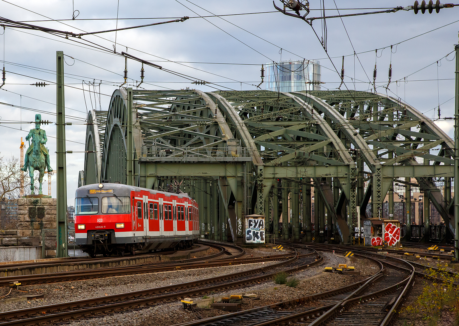 Der ET 420 (bestehend aus 420 926-8 / 421 426 -8 / 420 426-9) der S-Bahn Köln verlässt am 22.12.2018 gerade die Hohenzollernbrücke und fährt bald in den Hbf Köln ein. 