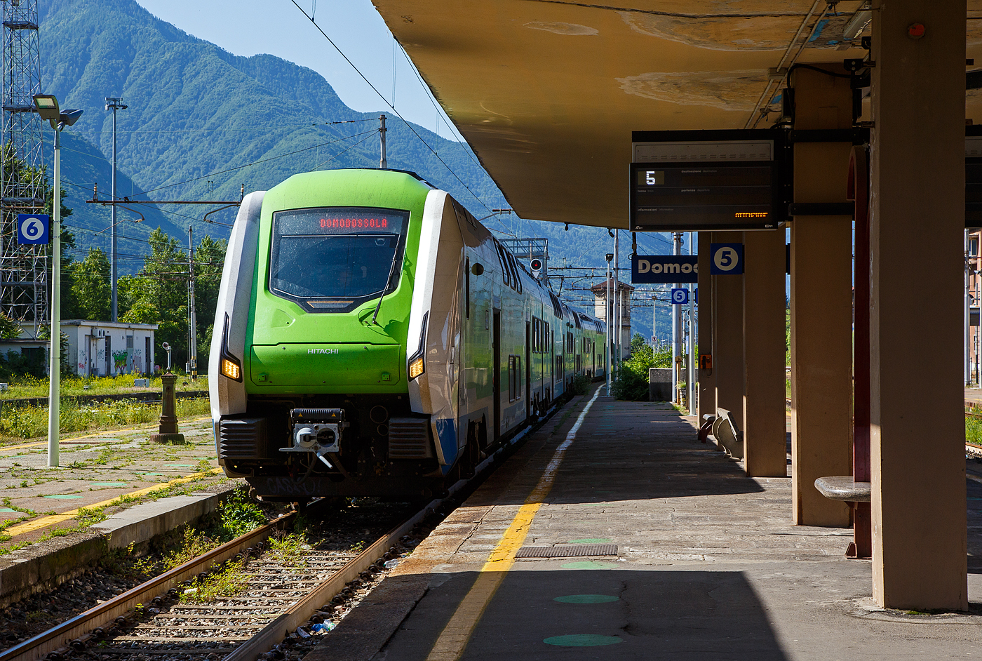 Der ETR 421-036 ein vierteilige Hitachi “Rock“-Triebzug (Hitachi Caravaggio) der Trenord erreicht am 26 Mai 2023 seinen Zielbahnhof Domodossola.