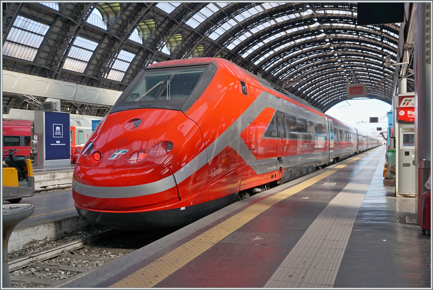 Der ETR 500 Triebkompf 012-B (und der ganze übrige Zug) in der neusten Frecciarossa Farbgebung in Milano Centrale. 

16. März 2023