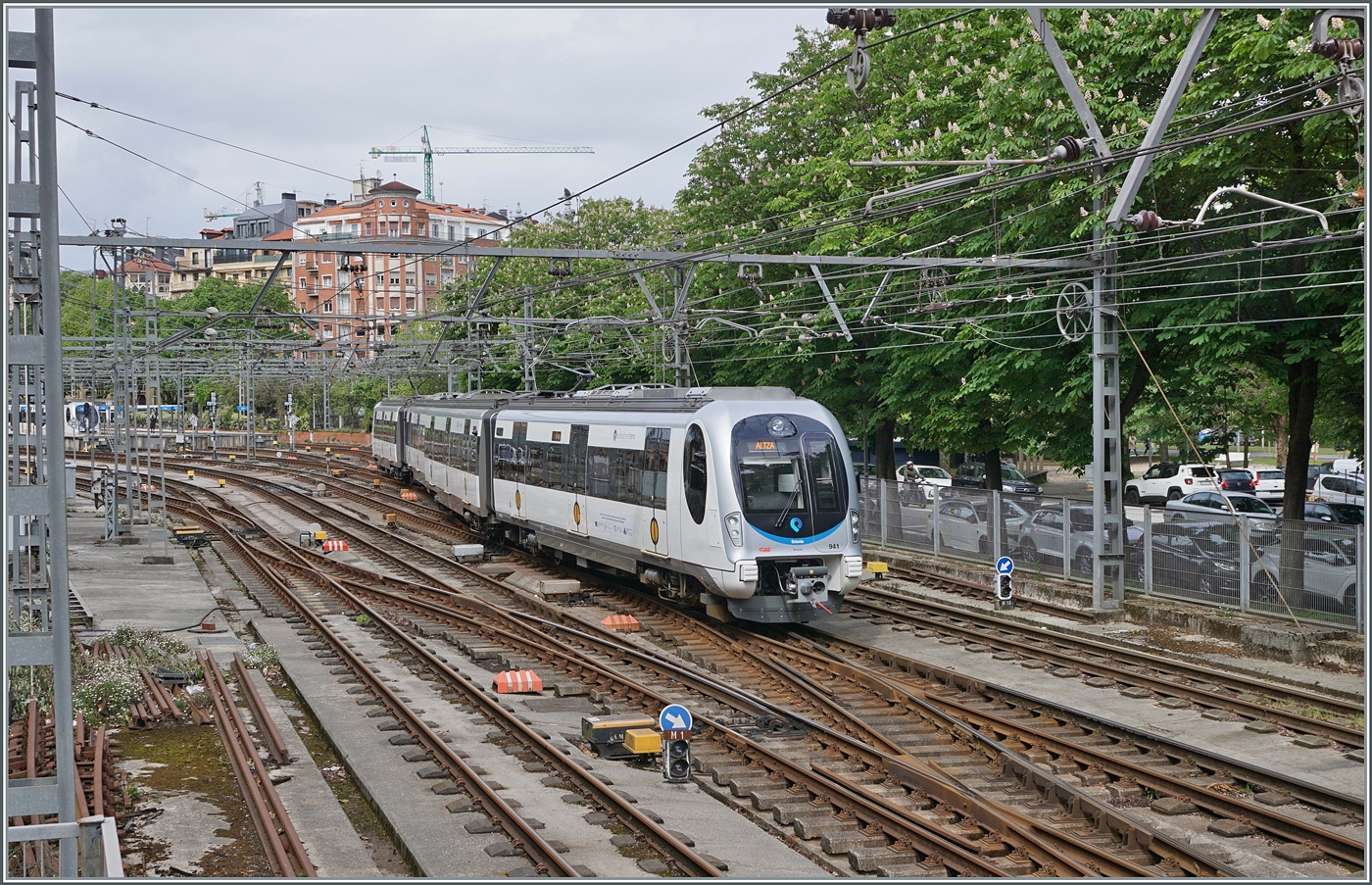 Der Euskotren CAF Serie 900 Triebzug N 941 nach Altza verlsst Bahnhof von Donostia Armada / San Sebastian. Mit Euskotren verfgt das spanische Baskenland ber modernen Verkehrsmittel auf Meterspur. 

17. April 2024