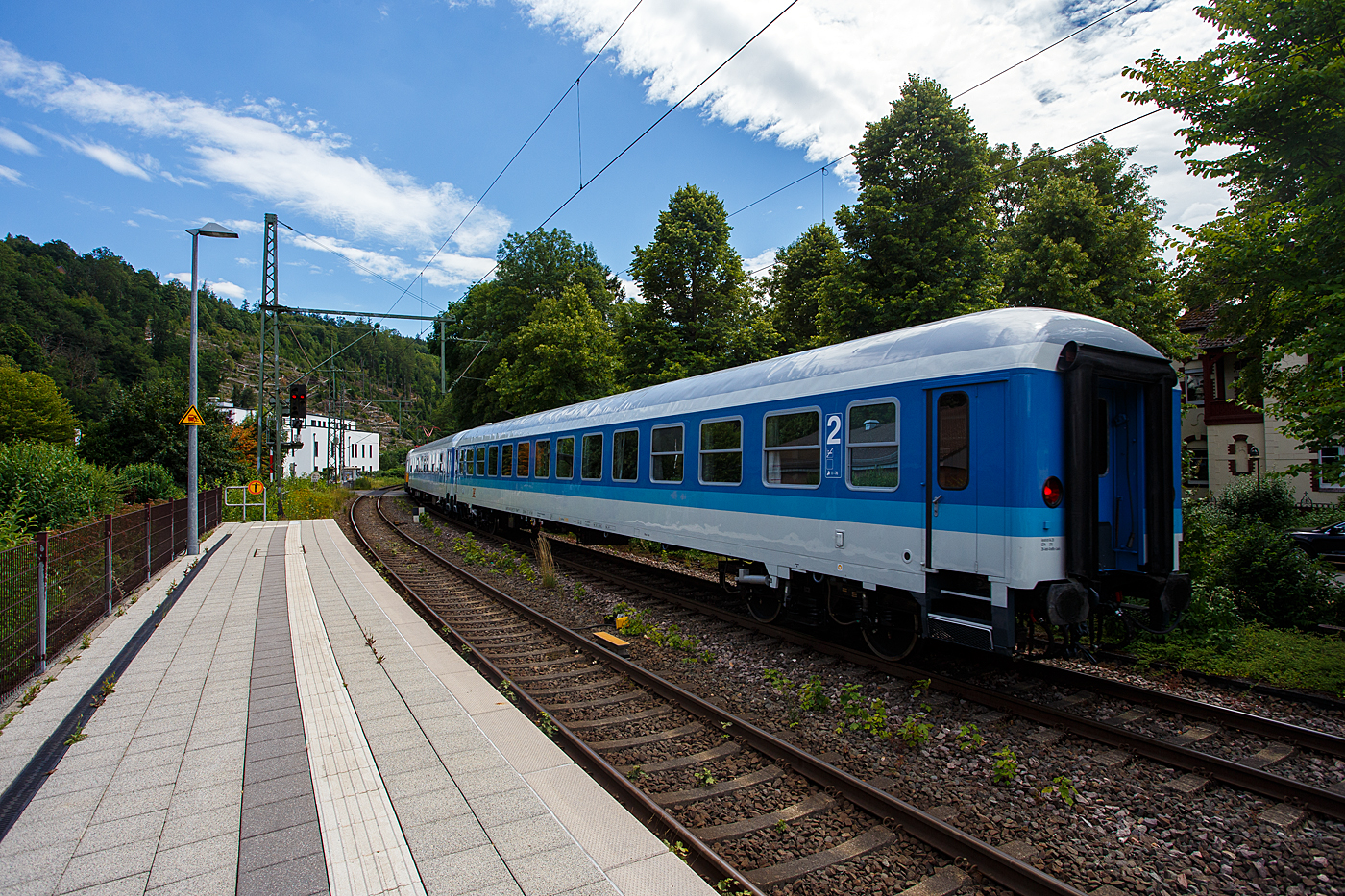 Der ex InterRegio-Wagen der 2. Klasse, D-GfF 51 80 22-91 711-7 der Gattung Bimz 264.9, der GfF - Gesellschaft f�r Fahrzeugtechnik mbH (Crailsheim) am 02 Juli 2026 im Zugverband bei einer Zugdurchfahrt im Bahnhof Kirchen (Sieg). 

Der UIC-X-Wagen wurde 1970 von LHB - Linke-Hofmann-Busch GmbH) in Salzgitter-Watenstedt (heute ALSTOM Transport Deutschland GmbH) gebaut und als 51 80 22-70 161-0 der Gattung Bm 234 an die Deutsch Bundesbahn geliefert. 

Bereits Mitte der 1980er Jahre plante die DB eine Neuordnung ihrer Schnellz�ge, die bis dahin alle nach individuellen Fahrpl�nen fuhren. Eine Kategorie unterhalb der Intercitys sollte ein betriebenes Netz aus �berregionalen InterRegio´s die bisherigen Schnellz�ge ersetzen. Dabei sollte �berwiegend das bisherige Wagenmaterial eingesetzt werden, welches aber einem weitgehenden Umbau zu unterziehen war, die neue Wagengattung „-im“ war geboren.

Ab 1987 wurden bei PFA Weiden (Partner f�r Fahrzeugausstattung GmbH) Schnellzugwagen der Spenderbauarten Am203, ABm225 und Bm234/Bm235 in die Bauarten Aim260 bzw. Aimz261 (155 Wagen erster Klasse), ARkimbz262 (155 Wagen erster Klasse mit Bistroabteil), Bim263 bzw. Bimz264 (563 Wagen zweiter Klasse) und Bimdz268 (132 Wagen zweiter Klasse mit Fahrradabteil) umgebaut. So wurde Dieser Wagen 1991 bei PFA Weiden zum Bimz 264(InterRegio-Wagen der 2. Klasse) umgebaut. 

Anfang der 2000er Jahre verkaufte die Deutsche Bahn 150 Wagen an die NS - Nederlandse Spoorwegen. F�r den dortigen Einsatz wurden die Wagen bei PFA Weiden in den Jahren 2001 und 2002 modernisiert. Im Jahr 2009 endete der Einsatz der ICK-Wagen. So ging dieser Wagen wieder nach Deutschland, er wurde an die HEROS (51 80 22-91 711-7 D-HEROS Bimz 264.9) verkauft. 

TECHNISCHE DATEN:
Spurweite: 1.435 mm (Normalspur)
L�nge �ber Puffer: 26.400 mm
Wagenkastenl�nge: 26.100 mm
Wagenkastenbreite: 2.825 mm
H�he �ber Schienenoberkante: 4.050 mm
Drehzapfenabstand: 19.000 mm
Achsstand im Drehgestell: 2.500 mm
Laufraddurchmesser: 950 mm (neu) / 900 mm (abgefahren)
Drehgestellbauart: Minden-Deutz 366
H�chstgeschwindigkeit: 200 km/h
Sitzplatze: 60 (in der 2. Klasse)
Layout: f�nf Abteile mit je 5 Sitzen und drei Bereiche mit zusammen 35 Sitzen und 6 Klappsitzen 
Toiletten: 2 (geschlossenes System)
Zulassung: RIC, gem�� besonderer Vereinbarung
Bremse: pneumatische Scheibenbremse mit Magnetschienenbremse KE-GPR-Mg (D)