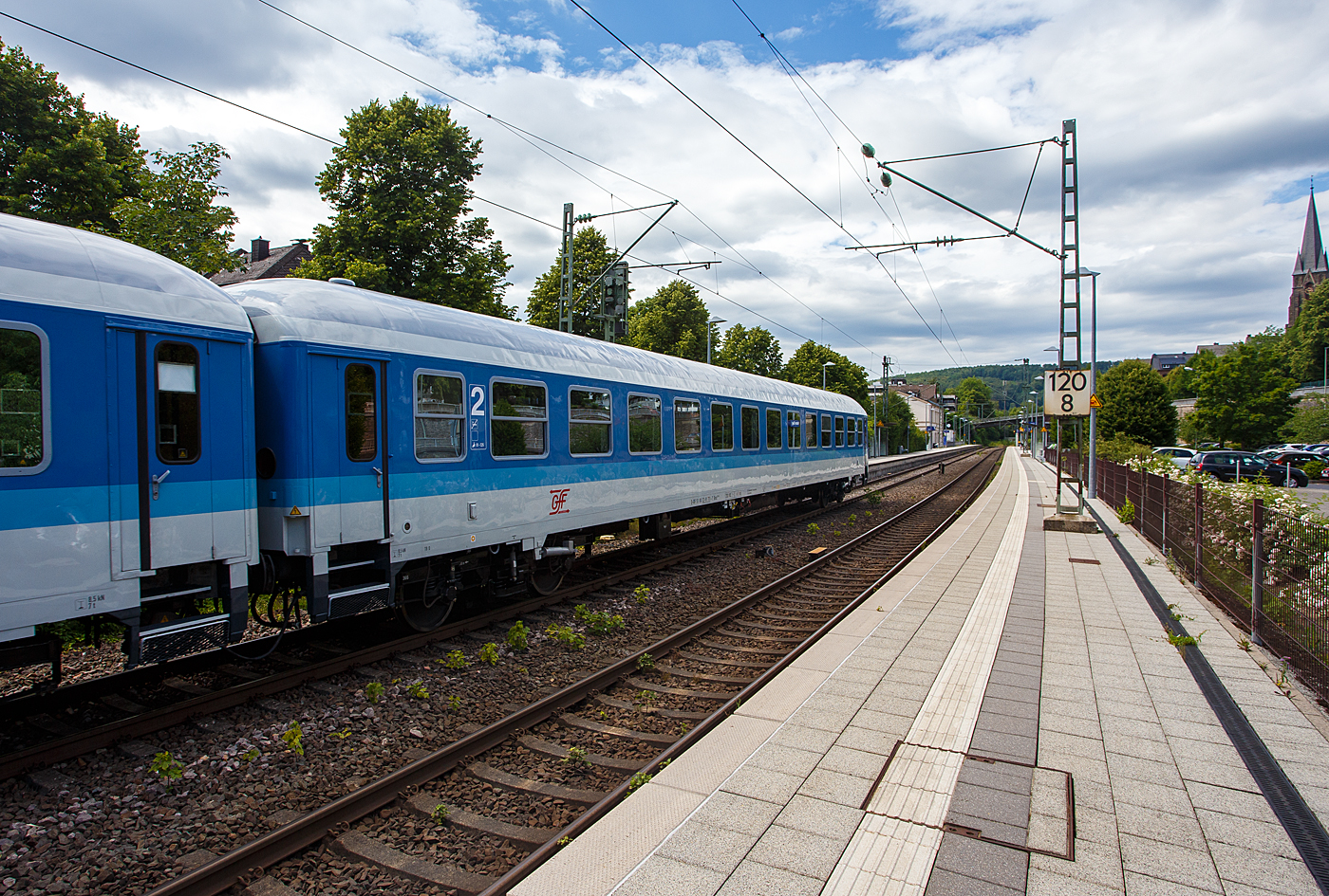 Der ex InterRegio-Wagen der 2. Klasse, D-GfF 51 80 22-91 711-7 der Gattung Bimz 264.9, der GfF - Gesellschaft f�r Fahrzeugtechnik mbH (Crailsheim) am 02 Juli 2026 im Zugverband bei einer Zugdurchfahrt im Bahnhof Kirchen (Sieg). 

Der UIC-X-Wagen wurde 1970 von LHB - Linke-Hofmann-Busch GmbH) in Salzgitter-Watenstedt (heute ALSTOM Transport Deutschland GmbH) gebaut und als 51 80 22-70 161-0 der Gattung Bm 234 an die Deutsch Bundesbahn geliefert. 

Bereits Mitte der 1980er Jahre plante die DB eine Neuordnung ihrer Schnellz�ge, die bis dahin alle nach individuellen Fahrpl�nen fuhren. Eine Kategorie unterhalb der Intercitys sollte ein betriebenes Netz aus �berregionalen InterRegio´s die bisherigen Schnellz�ge ersetzen. Dabei sollte �berwiegend das bisherige Wagenmaterial eingesetzt werden, welches aber einem weitgehenden Umbau zu unterziehen war, die neue Wagengattung „-im“ war geboren.

Ab 1987 wurden bei PFA Weiden (Partner f�r Fahrzeugausstattung GmbH) Schnellzugwagen der Spenderbauarten Am203, ABm225 und Bm234/Bm235 in die Bauarten Aim260 bzw. Aimz261 (155 Wagen erster Klasse), ARkimbz262 (155 Wagen erster Klasse mit Bistroabteil), Bim263 bzw. Bimz264 (563 Wagen zweiter Klasse) und Bimdz268 (132 Wagen zweiter Klasse mit Fahrradabteil) umgebaut. So wurde Dieser Wagen 1991 bei PFA Weiden zum Bimz 264(InterRegio-Wagen der 2. Klasse) umgebaut. 

Anfang der 2000er Jahre verkaufte die Deutsche Bahn 150 Wagen an die NS - Nederlandse Spoorwegen. F�r den dortigen Einsatz wurden die Wagen bei PFA Weiden in den Jahren 2001 und 2002 modernisiert. Im Jahr 2009 endete der Einsatz der ICK-Wagen. So ging dieser Wagen wieder nach Deutschland, er wurde an die HEROS (51 80 22-91 711-7 D-HEROS Bimz 264.9) verkauft. 

TECHNISCHE DATEN:
Spurweite: 1.435 mm (Normalspur)
L�nge �ber Puffer: 26.400 mm
Wagenkastenl�nge: 26.100 mm
Wagenkastenbreite: 2.825 mm
H�he �ber Schienenoberkante: 4.050 mm
Drehzapfenabstand: 19.000 mm
Achsstand im Drehgestell: 2.500 mm
Laufraddurchmesser: 950 mm (neu) / 900 mm (abgefahren)
Drehgestellbauart: Minden-Deutz 366
H�chstgeschwindigkeit: 200 km/h
Sitzplatze: 60 (in der 2. Klasse)
Layout: f�nf Abteile mit je 5 Sitzen und drei Bereiche mit zusammen 35 Sitzen und 6 Klappsitzen 
Toiletten: 2 (geschlossenes System)
Zulassung: RIC, gem�� besonderer Vereinbarung
Bremse: pneumatische Scheibenbremse mit Magnetschienenbremse KE-GPR-Mg (D)