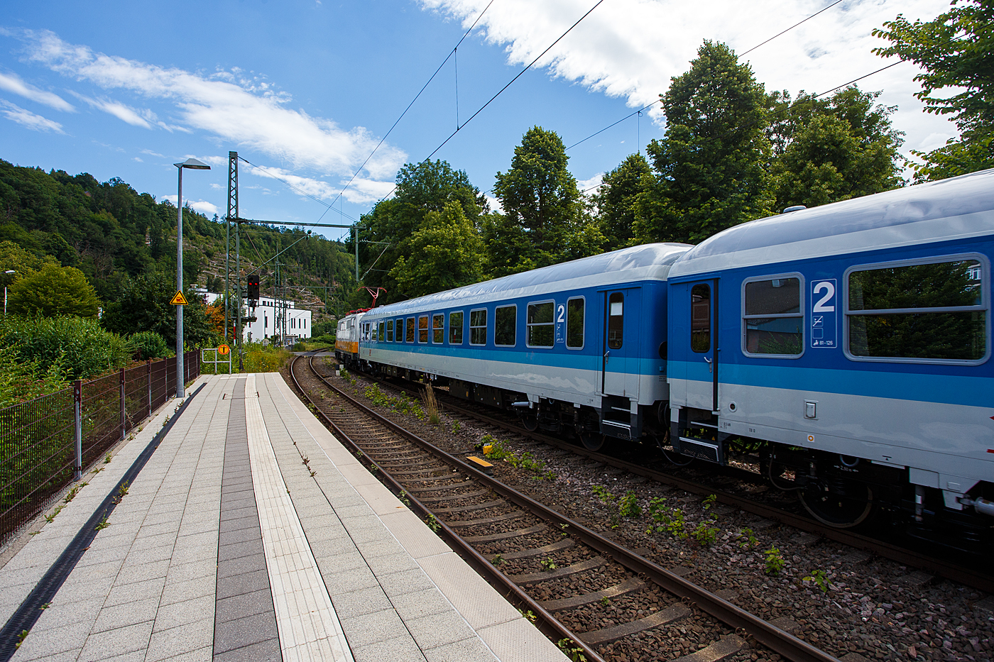 Der ex InterRegio-Wagen der 2. Klasse mit Mehrzweckabteil, D-GfF 51 80 84-90 702-2 der Gattung Bimdz 268.9, der GfF - Gesellschaft f�r Fahrzeugtechnik mbH (Crailsheim) am 02 Juli 2026 im Zugverband bei einer Zugdurchfahrt im Bahnhof Kirchen (Sieg). 

Der UIC-X-Wagen wurde 1972 von LHB - Linke-Hofmann-Busch GmbH) in Salzgitter-Watenstedt (heute ALSTOM Transport Deutschland GmbH) gebaut und als 51 80 22-70 249-3 der Gattung Bm 234 an die Deutsch Bundesbahn geliefert. 

Bereits Mitte der 1980er Jahre plante die DB eine Neuordnung ihrer Schnellz�ge, die bis dahin alle nach individuellen Fahrpl�nen fuhren. Eine Kategorie unterhalb der Intercitys sollte ein betriebenes Netz aus �berregionalen InterRegio´s die bisherigen Schnellz�ge ersetzen. Dabei sollte �berwiegend das bisherige Wagenmaterial eingesetzt werden, welches aber einem weitgehenden Umbau zu unterziehen war, die neue Wagengattung „-im“ war geboren.

Ab 1987 wurden bei PFA Weiden (Partner f�r Fahrzeugausstattung GmbH) Schnellzugwagen der Spenderbauarten Am203, ABm225 und Bm234/Bm235 in die Bauarten Aim260 bzw. Aimz261 (155 Wagen erster Klasse), ARkimbz262 (155 Wagen erster Klasse mit Bistroabteil), Bim263 bzw. Bimz264 (563 Wagen zweiter Klasse) und Bimdz268 (132 Wagen zweiter Klasse mit Fahrradabteil) umgebaut. So wurde Dieser Wagen 1992 bei PFA Weiden zum Bimdz 268 (InterRegio-Wagen der 2. Klasse mit Fahrradabteil) umgebaut. 

Anfang der 2000er Jahre verkaufte die Deutsche Bahn 150 Wagen an die NS - Nederlandse Spoorwegen. F�r den dortigen Einsatz wurden die Wagen bei PFA Weiden in den Jahren 2001 und 2002 modernisiert. Im Jahr 2009 endete der Einsatz der ICK-Wagen. So ging dieser Wagen wieder nach Deutschland, er wurde an die BahnTouristikExpress, (56 80 84-90 702-7 D-BTEX Bimdz 268.9) verkauft. 

TECHNISCHE DATEN:
Spurweite: 1.435 mm (Normalspur)
L�nge �ber Puffer: 26.400 mm
Wagenkastenl�nge: 26.100 mm
Wagenkastenbreite: 2.825 mm
H�he �ber Schienenoberkante: 4.050 mm
Drehzapfenabstand: 19.000 mm
Achsstand im Drehgestell: 2.500 mm
Laufraddurchmesser: 950 mm (neu) / 900 mm (abgefahren)
Drehgestellbauart: Minden-Deutz 366
H�chstgeschwindigkeit: 200 km/h
Layout: vier Abteile zweiter Klasse mit je 5 Sitzen, drei Bereiche mit zusammen 35 Sitzen und 6 Klappsitzen und ein Mehrzweckbereich mit 5 Klappsitzen und Platz f�r Fahrr�der oder Sperrgep�ck
Toiletten: 1 (geschlossenes System)
Zulassung: RIC, gem�� besonderer Vereinbarung
Bremse: pneumatische Scheibenbremse mit Magnetschienenbremse KE-GPR-Mg (D)
