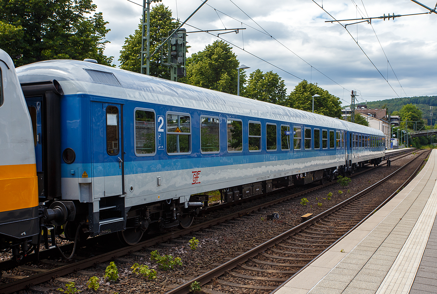 Der ex InterRegio-Wagen der 2. Klasse mit Mehrzweckabteil, D-GfF 51 80 84-90 702-2 der Gattung Bimdz 268.9, der GfF - Gesellschaft f�r Fahrzeugtechnik mbH (Crailsheim) am 02 Juli 2026 im Zugverband bei einer Zugdurchfahrt im Bahnhof Kirchen (Sieg). 

Der UIC-X-Wagen wurde 1972 von LHB - Linke-Hofmann-Busch GmbH) in Salzgitter-Watenstedt (heute ALSTOM Transport Deutschland GmbH) gebaut und als 51 80 22-70 249-3 der Gattung Bm 234 an die Deutsch Bundesbahn geliefert. 

Bereits Mitte der 1980er Jahre plante die DB eine Neuordnung ihrer Schnellz�ge, die bis dahin alle nach individuellen Fahrpl�nen fuhren. Eine Kategorie unterhalb der Intercitys sollte ein betriebenes Netz aus �berregionalen InterRegio´s die bisherigen Schnellz�ge ersetzen. Dabei sollte �berwiegend das bisherige Wagenmaterial eingesetzt werden, welches aber einem weitgehenden Umbau zu unterziehen war, die neue Wagengattung „-im“ war geboren.

Ab 1987 wurden bei PFA Weiden (Partner f�r Fahrzeugausstattung GmbH) Schnellzugwagen der Spenderbauarten Am203, ABm225 und Bm234/Bm235 in die Bauarten Aim260 bzw. Aimz261 (155 Wagen erster Klasse), ARkimbz262 (155 Wagen erster Klasse mit Bistroabteil), Bim263 bzw. Bimz264 (563 Wagen zweiter Klasse) und Bimdz268 (132 Wagen zweiter Klasse mit Fahrradabteil) umgebaut. So wurde Dieser Wagen 1992 bei PFA Weiden zum Bimdz 268 (InterRegio-Wagen der 2. Klasse mit Fahrradabteil) umgebaut. 

Anfang der 2000er Jahre verkaufte die Deutsche Bahn 150 Wagen an die NS - Nederlandse Spoorwegen. F�r den dortigen Einsatz wurden die Wagen bei PFA Weiden in den Jahren 2001 und 2002 modernisiert. Im Jahr 2009 endete der Einsatz der ICK-Wagen. So ging dieser Wagen wieder nach Deutschland, er wurde an die BahnTouristikExpress, (56 80 84-90 702-7 D-BTEX Bimdz 268.9) verkauft. 

TECHNISCHE DATEN:
Spurweite: 1.435 mm (Normalspur)
L�nge �ber Puffer: 26.400 mm
Wagenkastenl�nge: 26.100 mm
Wagenkastenbreite: 2.825 mm
H�he �ber Schienenoberkante: 4.050 mm
Drehzapfenabstand: 19.000 mm
Achsstand im Drehgestell: 2.500 mm
Laufraddurchmesser: 950 mm (neu) / 900 mm (abgefahren)
Drehgestellbauart: Minden-Deutz 366
H�chstgeschwindigkeit: 200 km/h
Layout: vier Abteile zweiter Klasse mit je 5 Sitzen, drei Bereiche mit zusammen 35 Sitzen und 6 Klappsitzen und ein Mehrzweckbereich mit 5 Klappsitzen und Platz f�r Fahrr�der oder Sperrgep�ck
Toiletten: 1 (geschlossenes System)
Zulassung: RIC, gem�� besonderer Vereinbarung
Bremse: pneumatische Scheibenbremse mit Magnetschienenbremse KE-GPR-Mg (D)
