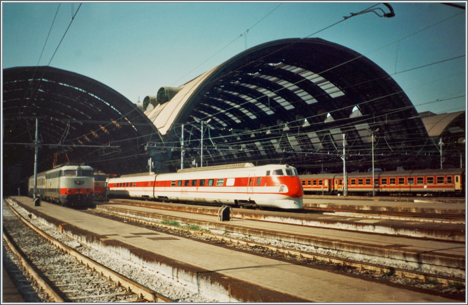 Der FS ETR 450 003 verlässt in Milano Centrale. Die 250 km/h schnellen Neigezüge standen ab 1988 im Einsatz. Sie sind von der Bauweise her das Resultat der 1971 gebauten Prototyp-Triebwagen von FIAT und dem 1975 gebauten Vorgänger ETR.401. 
Durch die Neigetechnik nannte die FS die 17 Züge  Pendolino .

Analogbild vom März 1993