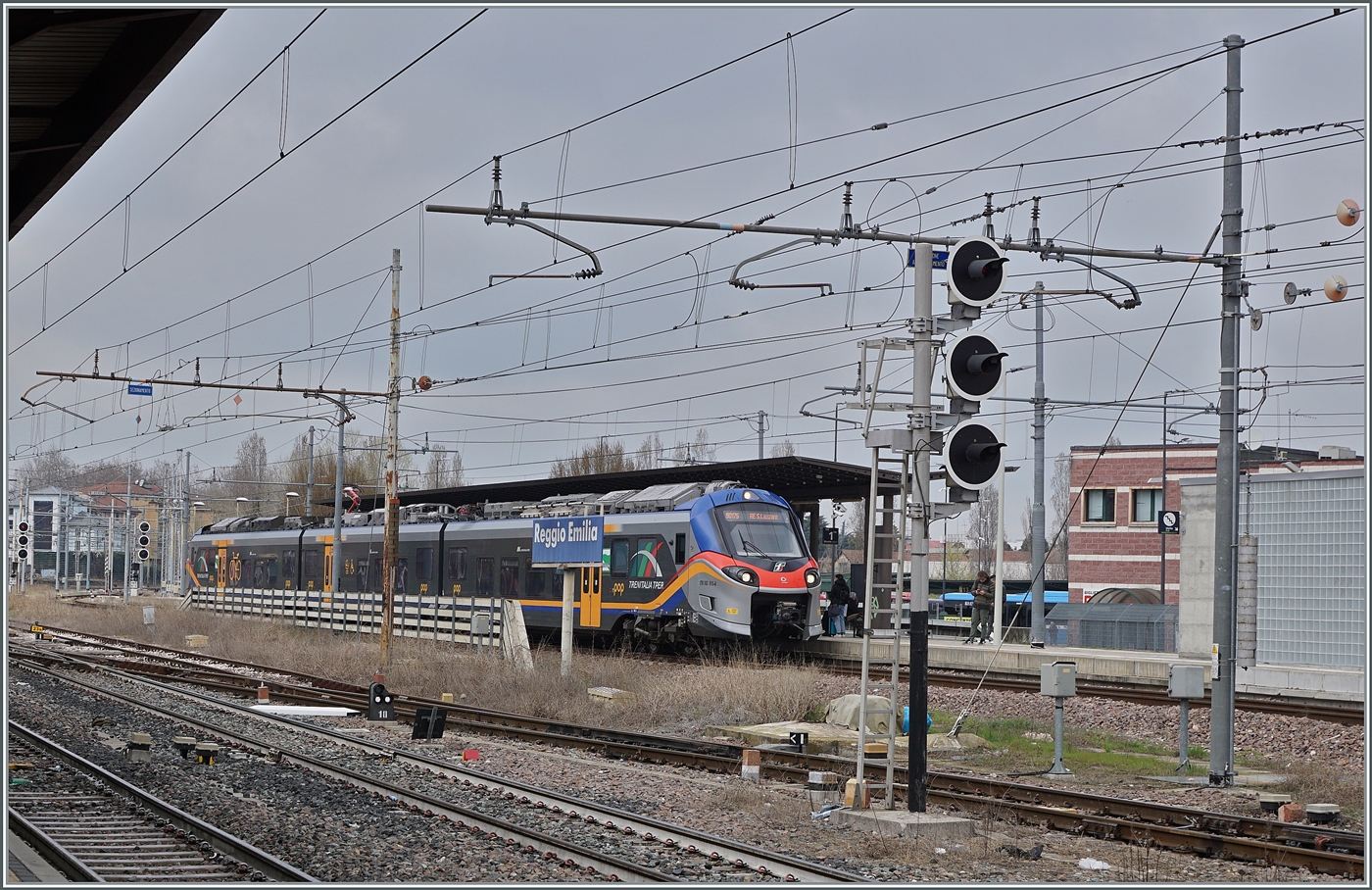 Der FS Treniatalia ETR 103-015 der Tochtergesellschaft TPER (Transporto Passeggeri Emilia Romagna) ist als Regionalzug von Guastalla nach Reggio S. Lazzaro unterwegs und hält in Reggio Emilia an einem etwas abseits gelegen Bahnsteig.

14. März 2023