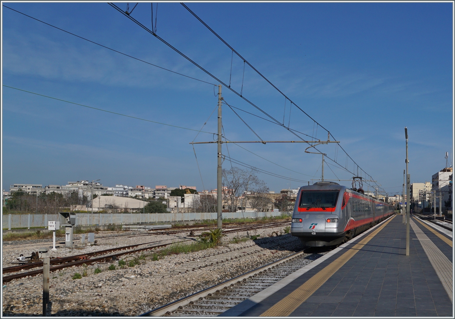 Der FS Treniatlia ETR 485 042 fährt i Trani durch. Das Ziel des Zuges ist Roma Termini. 

22. April 2023