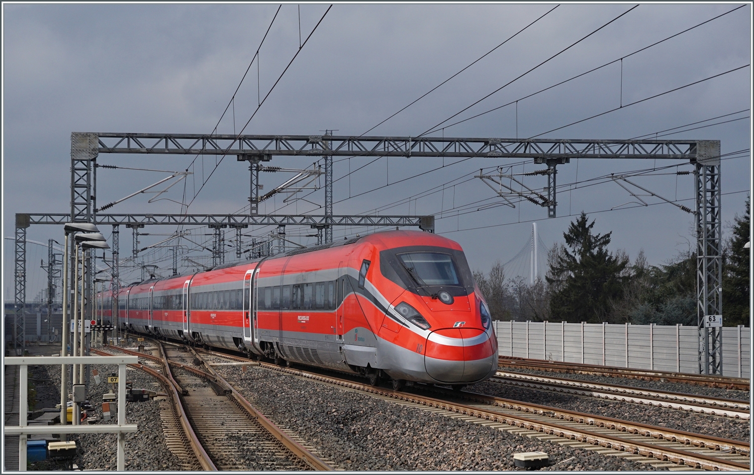 Der FS Trenitalia ETR 400 010 ist als FR9624 von Roma nach Milano unterwegs und fährt ohne Halt durch den Bahnhof von Reggio Emilia AV. 

14. März 2023