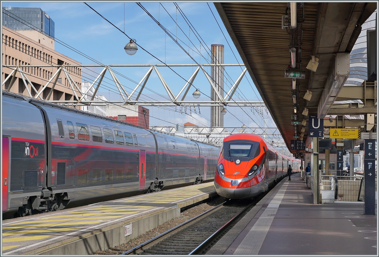 Der FS Trenitalia ETR 400 031 erreicht als Frecciarossa 6647 von Paris Gare de Lyon kommend überpünktlich ( zwei Minuten Vorzeitig) den Bahnhof Lyon Part Dieu. 

13. März 2024