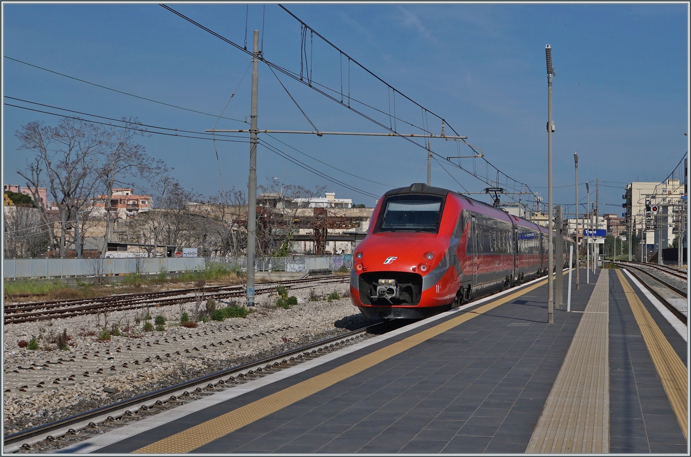 Der FS Trenitalia ETR 700 011 (ex Fyra) ist als Frecciarossa 8816 von Lecce nach Venezia S.L. unterwegs und fährt mit hoher Geschwindigkeit durch den Bahnhof von Trani. 

22. April 2023