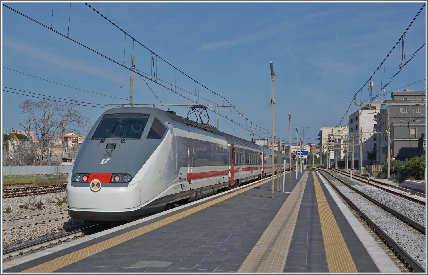 Der FS Trenitalia IC 608 von Lecce (ab 6:23) nach Bologna Centrale (an 15:00) verlasst nach seinem Halt Trani in Richtung Barletta.

22. April 2023