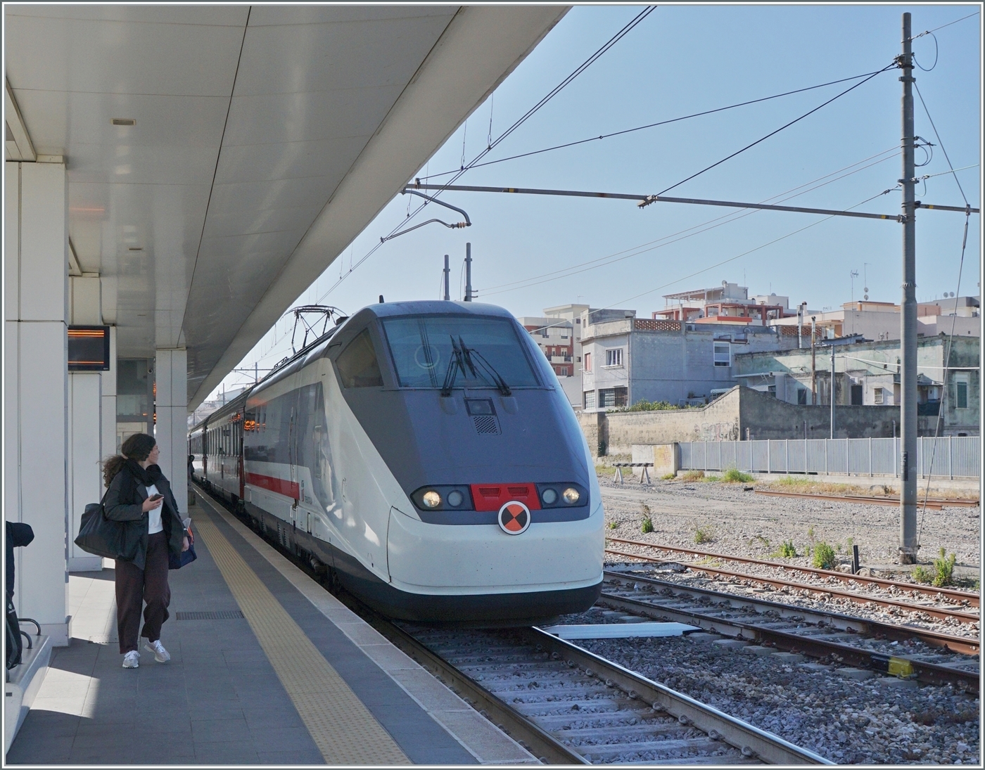 Der FS Trenitalia IC 608 von Lecce (ab 6:23) nach Bologna Centrale (an 15:00) erreicht Trani. 

22. April 2023
