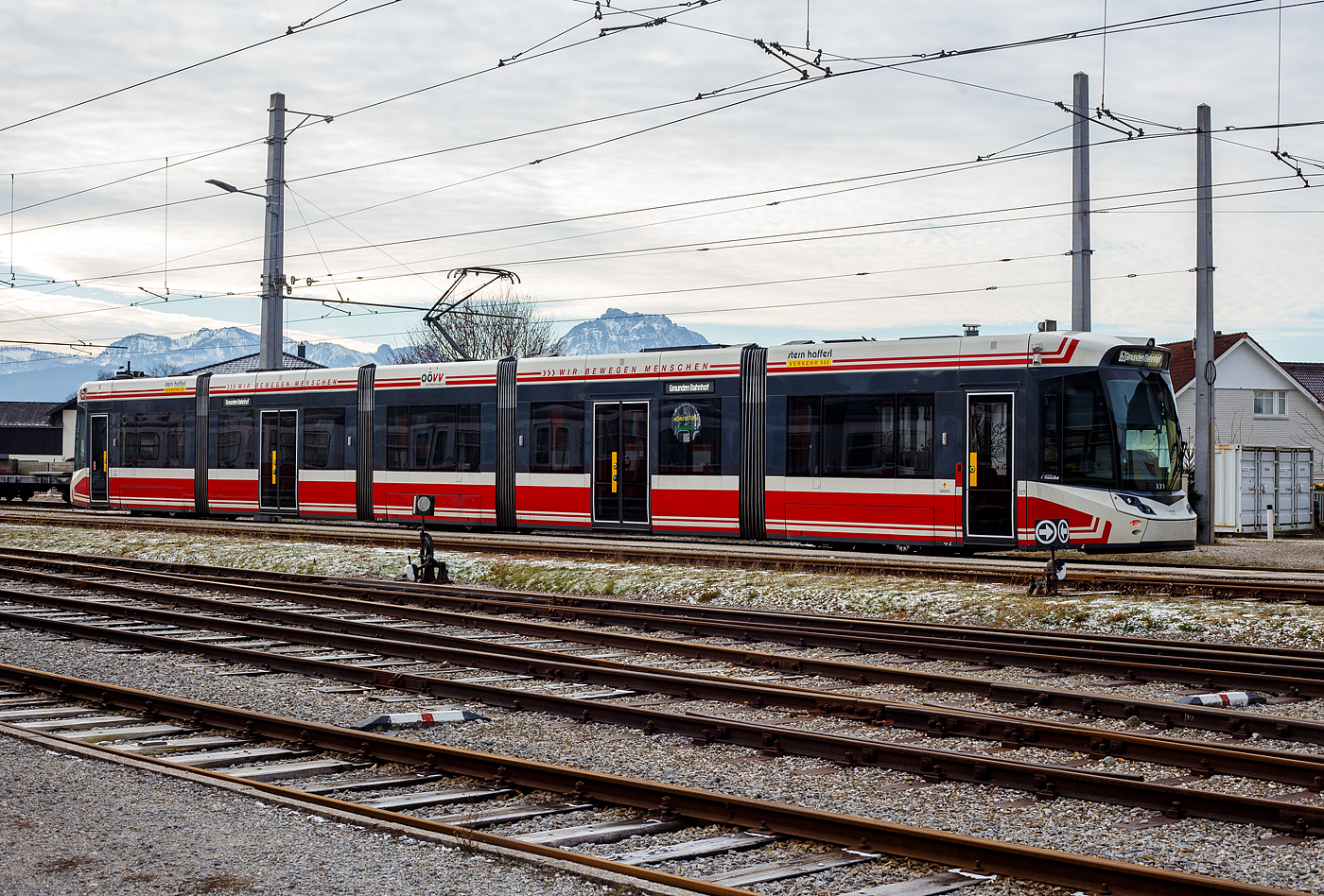 Der fünfteilige Meterspur-Straßenbahn-Triebwagen StH ET 127 der Stern & Hafferl Verkehrsgesellschaft m.b.H. steht am 14 Januar 2025 im Bahnhof Vorchdorf-Eggenberg zur Abfahrt als Linie 161 nach Gmunden Bahnhof bereit. Es ist ein fünfteiliger STADLER Zweirichtungs-Multigelenk-Stadtbahnwagen in Niederflur-Bauweise vom Typ Tramlink V3 der neuesten Generation (Tramlink 2.0).

Der ET 127 wurde 2016 noch von Vossloh Kiepe im spanischen Werk in Valencia gebaut, die später produzierten Triebwagen wurden dann nach der Übernahme durch STADLER von Stadler Rail Valencia gebaut und geliefert.

Der Tramlink ist eine Produktgruppe drei-, fünf- und siebenteiliger Straßenbahn-Fahrzeuge des Herstellers Stadler Rail Valencia meist in Multigelenkbauweise. Auf den Markt gebracht wurde der Tramlink noch von der Firma Vossloh, welche die Fertigung von Schienenfahrzeugen im spanischen Valencia 2016 an Stadler Rail verkaufte.

Die Tramlink der Stern & Hafferl:
Nach Probefahrten mit einem Siemens Combino der Straßenbahn Nordhausen und einem längeren mietweisen Regeleinsatz von Bombardier Cityrunnern der Innsbrucker Verkehrsbetriebe bestellte Stern & Hafferl im Rahmen einer Ausschreibung im Januar 2014 bei Vossloh Kiepe elf Zweirichtungsfahrzeuge des Typs Tramlink V3 für den Einsatz auf der Traunseebahn und der Attersseebahn (ex Attergaubahn). Produziert wurden sie im spanischen Werk von Vossloh Kiepe bzw. ab Mitte 2016 Stadler Rail in Valencia. Damit die Triebzüge auf der Traunseebahn und der Straßenbahn Gmunden verkehren können, sind sie nach Eisenbahngesetz und Straßenbahnverordnung zugelassen. Mit der Auslieferung wurde im Dezember 2015 begonnen. Seit März 2016 werden die Wagen planmäßig auf der Traunseebahn eingesetzt. Am 1. September 2018 wurde die Traunseebahn mit der Straßenbahn Gmunden zur Traunseetram verbunden und mit Tramlink-Zügen von Stern & Hafferl betrieben.

Der Tramlink 2.0 bietet zusätzlich zu den Produktvorteilen des Vorgängermodells ein neues modulares Innendesign mit vielen neuen Materialien, einer großzügigeren Innenraumaufteilung sowie neuen wartungsfreundlichen Funktionen und stellt damit eine echte Wert- und Qualitätssteigerung für die Tramlink-Produktfamilie dar. Die Zweirichtungsfahrzeuge in Meterspur verfügen über große, helle und barrierefreie Fahrgasträume mit breiten Gängen, einer durchgängigen Niederflur-Bauweise, mehreren Mehrzweckbereichen, einer niedrigen Einstiegshöhe sowie breiten Türen, die den Einstieg erleichtern. Sie garantieren eine sichere, ruhige und komfortable Fahrt. Das kann ich nur bestätigen, man reist sehr angenehm in ihnen. 

Technische Merkmale:
Technologie
– Multigelenk-Stadtbahnwagen
– Zweirichtungsfahrzeug
– Leichtbaukonstruktion aus hochfestem Edelstahl (Duplex)
– Innovatives Drehgestell Konzept mit Achsen für max. Sitzplatzkapazitätskomfort
– Barrierefrei, durchgehend Niederflur-Bauweise
– Helle, freundliche Fahrgasträume, die individuellen Gestaltungsspielraum bieten; HPL-Verkleidungen in Holzoptik
– 2 Einfachtüren und 2 Doppeltüren auf jeder Seite
– Klimatisierte Fahrgasträume und klimatisierter Führerstand
– Mehrzweckbereiche mit zwei Rollstuhlplätzen
– Modernes Fahrgastinformationssystem und Videoüberwachung mit 29“-TFT Panoramabildschirmen

Personal:
– Ergonomisch gestalteter Führerstand mit sehr guter Sicht für den Stadtverkehr Zuverlässigkeit / Verfügbarkeit / Wartbarkeit / Sicherheit
– Gesamtkonstruktion entspricht EN 12663 P-IV und Crash-Norm EN 15227 C-IC und C-III
– Brandschutz: nach EN 45545/DIN 5510
– Gleitschutz (WSP

TECHNISCHE DATEN:
Kunde: Stern & Hafferl Verkehrsgesellschaft, Oberösterreich
Bestand: 11 Fahrzeuge
Fahrzeugart: Zweirichtungs-Multigelenk-Stadtbahnwagen in NF-Bauweise
Inbetriebsetzung: ab 2016
Spurweite: 1.000 mm (Meterspur)
Achsanordnung: Bo’2’Bo’
Fahrzeuglänge: 32.000 mm
Fahrzeugbreite: 2.400 mm
Fahrzeughöhe (Stromabnehmer eingeklappt): 3.560 mm
Einstiegshöhe: 290 mm
Raddurchmesser: 600 mm (neu) /520 mm (abgenutzt)
Stromversorgung 600/750 V DC
Sitzplätze: 75
Stehplätze (4 Pers./m² ): 100
Türen: 2 Einfach- und 2 Doppeltüren pro Seite
Min. Kurvenradius:b 17 m
Antriebsleistung: 4 × 105 kW = 420 kW
Höchstgeschwindigkeit: 70 km/h
