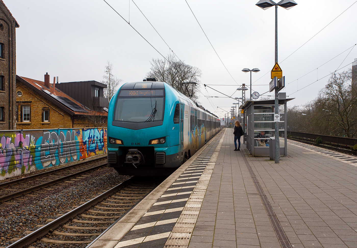 Der fünfteilige zweisystem Stadler FLIRT³ ET 4.06 (94 80 2429 016-5 D-ERB ff.) der eurobahn GmbH & Co. KG erreicht am kalten 21 Januar 2025, als RB 61 „Wiehengebirgs-Bahn“ von Bielefeld Hbf, via Bünde, Osnabrück Hbf, Rheine und Bad Bentheim nach Hengelo, den Bahnhof Osnabrück Altstadt.

Der FLIRT 3 (flinker leichter innovativer Regional-Triebzug) wurde 2017 von Stadler Pankow GmbH in Berlin unter der Fabriknummern 41367 bis 41371 gebaut und an die Alpha Trains Europa GmbH (Köln) geliefert, die diese 8 Stadler FLIRT 3 (MS) an die eurobahn GmbH & Co. KG (Düsseldorf) vermietet hat. Das Portfolio Alpha Trains (vormals Angel Trains) umfasst derzeit 505 Diesel- und Elektrolokomotiven sowie 501 Triebwagen.

Der Triebzug besteht aus:
Endwagen ET 4.06a – UIC-Nr. 94 80 2429 016-5 D-ERB:
Mittelwagen ET 4.06c – UIC-Nr. 94 80 2829 016-1 D-ERB;
Mittelwagen ET 4.06d – UIC-Nr. 94 80 2829 316-5 D-ERB;
Mittelwagen ET 4.06e – UIC-Nr. 94 80 2829 616-8 D-ERB und
Endwagen ET 4.06b – UIC-Nr. 94 80 2429 516-4 D-ERB.

FLIRT 3:
Der FLIRT 3 setzt wie sein Vorgänger Flirt auf eine modulare Bauweise, weist aber einige technische Veränderungen zur ursprünglichen Version auf. Er ist eine technische Weiterentwicklung des Flirt. Unter anderem sind beim Flirt 3 zur Einhaltung der Crash Norm EN 15227 unter der neu gestalteten Front Deformationselemente enthalten und die Mittelpufferkupplung wurde zur größeren Energieaufnahme bei Kollisionen optimiert. So ist auch die seine neugestaltete Front die auffälligste Veränderung. Außerdem hat der Führerstand eine separate Einstiegstür. Gegenüber der ersten Generation wurden auch die Triebdrehgestelle modifiziert, u.a. wurde der Raddurchmesser vergrößert und der Radstand verkleinert. Der Flirt 3 erfüllt außerdem die neuen internationalen Normen an die Behindertenfreundlichkeit (TSI PRM) und den Schallschutz (TSI Noise). Durch Optimierung im Brandschutz ist das Befahren von längeren Tunneln zulässig. Der elektrische Flirt 3 ist als zwei-, drei-, vier-, fünf- oder sechsteiliger Triebwagen mit unterschiedlichen Fußbodenhöhen lieferbar. Es besteht die Möglichkeit mehrere Fahrzeuge zu einem Zugverband zu kuppeln. Neben der elektrischen Variante ist er auch als Diesel- und Hybridversion erhältlich.

Der Flirt 3 ist für den Regional- und S-Bahn Verkehr ausgelegt. Der modulare Aufbau des Flirt ermöglicht eine Anpassung an unterschiedliche Einsatzschwerpunkte, abhängig von Fahrgastaufkommen und Haltestellenabständen. Der gesamte Passagierraum der Züge ist barrierefrei und stufenlos begehbar. Große Türen und ausfahrbare Schiebetritte ermöglichen ein schnelles und bequemes Ein- und Aussteigen. In den Eingangsbereichen befinden sich großzügig gestaltete Multifunktionsabteile für Fahrräder, Rollstühle und Kinderwagen. Zur Überwindung der Höhenunterschiede für Rollstuhlfahrende zwischen Fahrzeug und Bahnsteig besitzt der Flirt 3 Hublifte oder Rampen.

Diese fünfteiligen Flirt 3 der eurobahn, für die Strecken des Teutoburger-Wald-Netzes wurden von Stadler Pankow für den grenzüberschreitenden Einsatz zwischen Deutschland und den Niederlanden gebaut und sind so Mehrsystemfahrzeuge.

TECHNISCHE DATEN:
Spurweite: 1.435 mm (Normalspur)
Achsanordnung: Bo' 2' 2' 2' 2' Bo'
Länge über Kupplung: 90.800 mm
Fahrzeugbreite: 2.880 mm
Achsabstand im Drehgestell: 2.700 mm
Lauf- und Triebraddurchmesser: 870 mm (neu)
Sitzplätze: 266 
Eigengewicht: 165 t
Höchstgeschwindigkeit: 160 km/h
Max. Leistung am Rad: 2.720 kW
Dauerleistung am Rad: 2.000 kW
Max. Anfahrbeschleunigung: 1,2 m/s²
Kupplung: Scharfenbergkupplung (Schaku) Typ 10
